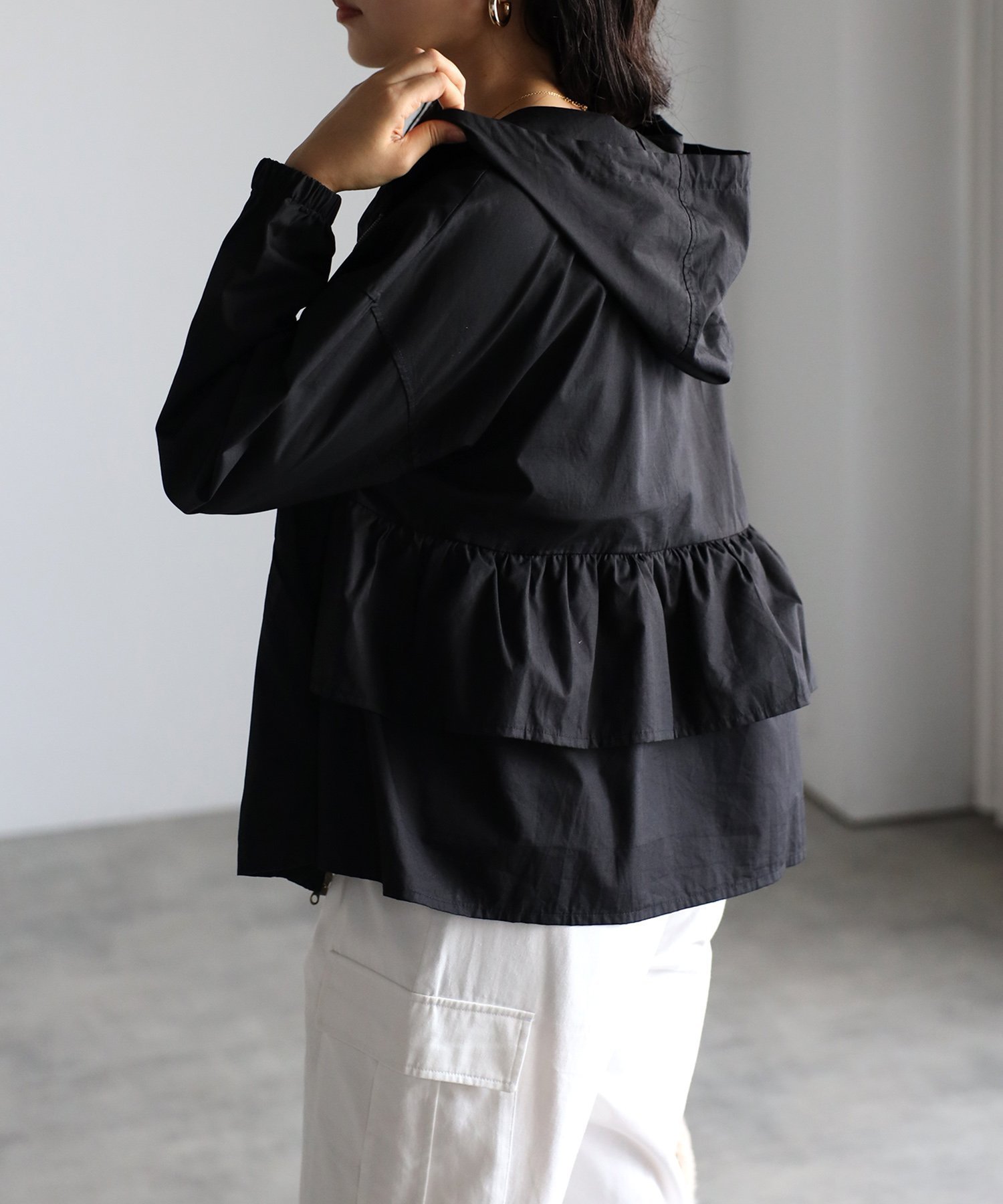 【その他のブランド/Other】のmitis/バックフリルマウンテンパーカー インテリア・キッズ・メンズ・レディースファッション・服の通販 founy(ファニー) 　ファッション　Fashion　レディースファッション　Fashion for Women　トップス・カットソー　Cut & Sew Tops　レディースパーカー・カジュアルフーディー　Casual Hoodies & Sweatshirts　バッグ　Bags　パーカー　Hoodie, Parka　フリル　Frill, Ruffle　春　Spring　秋　Autumn　羽織　Haori, Light Jacket　ブラック|ID: prp329100004550865 ipo3291000000032749473