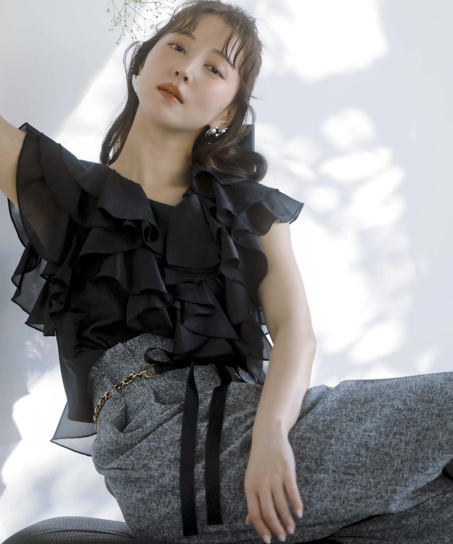 【ノエラ/Noela】のラッフルフリルブラウス インテリア・キッズ・メンズ・レディースファッション・服の通販 founy(ファニー) 　ファッション　Fashion　レディースファッション　WOMEN　トップス・カットソー　Tops/Tshirt　シャツ/ブラウス　Shirts/Blouses　おすすめ　Recommend　チェーン　Chain　トレンド　Trend　ポケット　Pocket　ワイド　Wide　エレガント 上品　Elegant　ブラック|ID: prp329100004552012 ipo3291000000032407559