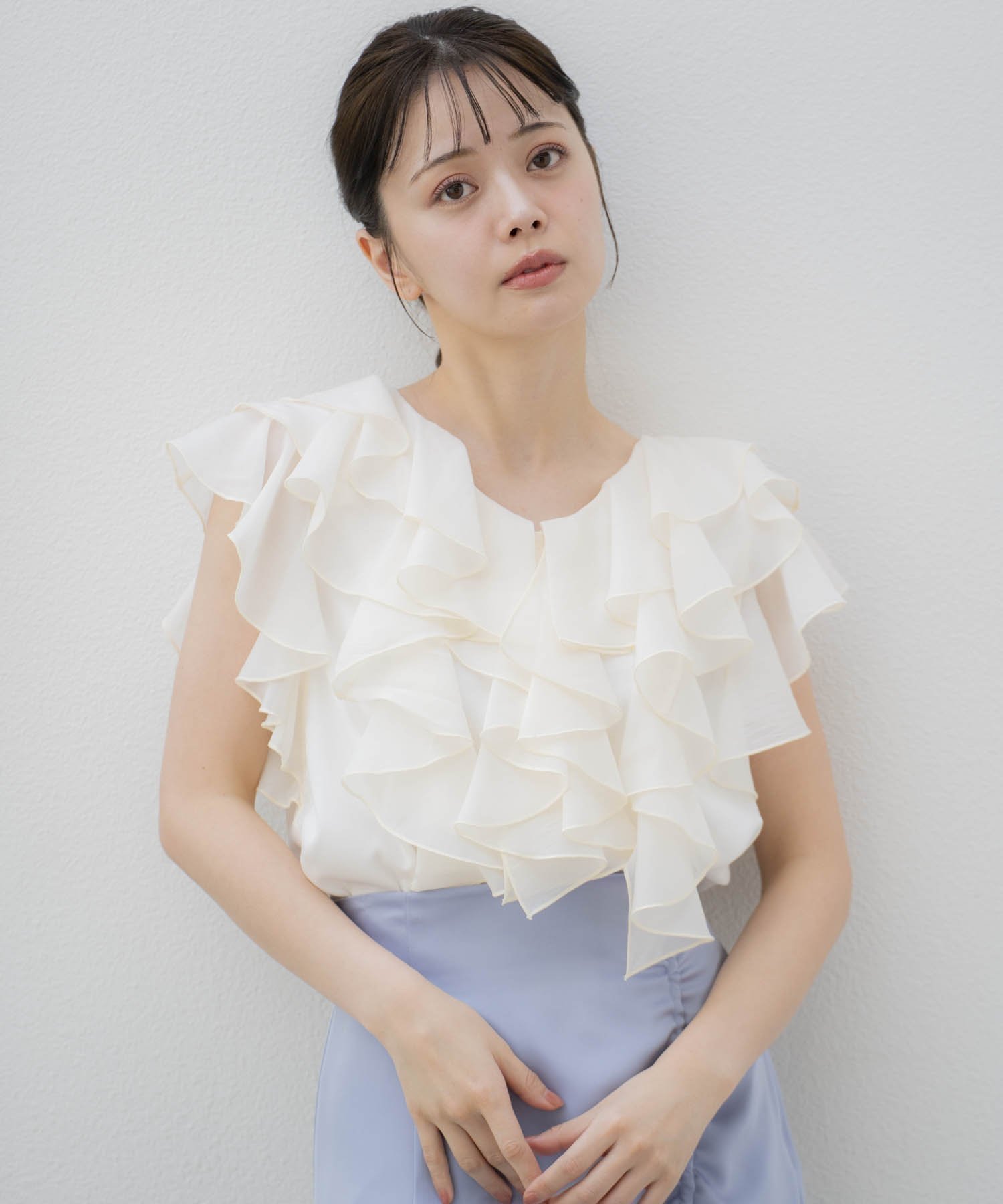 【ノエラ/Noela】のラッフルフリルブラウス インテリア・キッズ・メンズ・レディースファッション・服の通販 founy(ファニー) 　ファッション　Fashion　レディースファッション　WOMEN　トップス・カットソー　Tops/Tshirt　シャツ/ブラウス　Shirts/Blouses　おすすめ　Recommend　チェーン　Chain　トレンド　Trend　ポケット　Pocket　ワイド　Wide　エレガント 上品　Elegant　オフホワイト|ID: prp329100004552012 ipo3291000000032407562