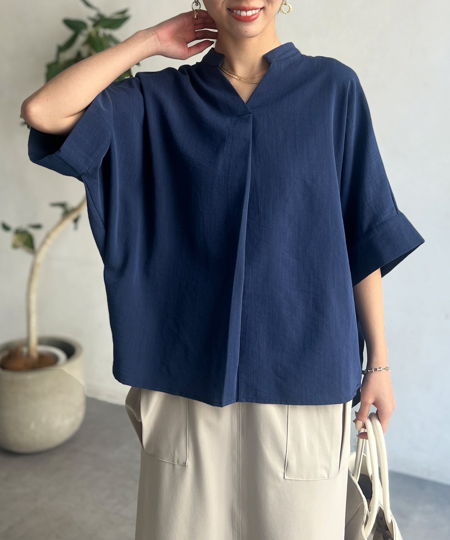 【シェトワ/Chez toi】のリネンタッチ袖ターンバックブラウス インテリア・キッズ・メンズ・レディースファッション・服の通販 founy(ファニー) 　ファッション　Fashion　レディースファッション　WOMEN　トップス・カットソー　Tops/Tshirt　シャツ/ブラウス　Shirts/Blouses　バッグ　Bag　シンプル　Simple　デニム　Denim　メタリック　Metallic　リネン　Linen　リラックス　Relax　ワイド　Wide　プチプライス・低価格　Affordable　おすすめ　Recommend　ネイビー|ID: prp329100004552609 ipo3291000000032267478