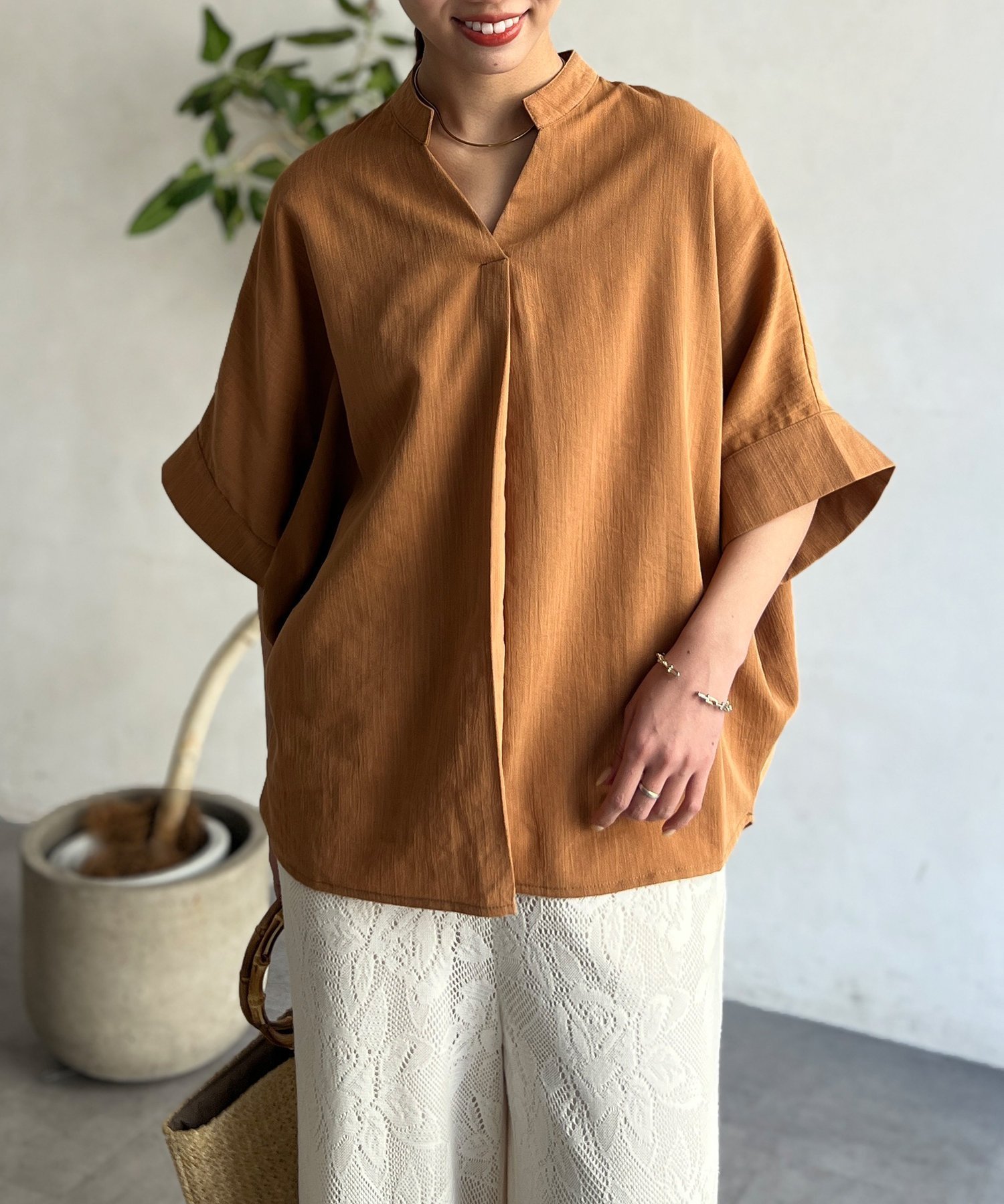 【シェトワ/Chez toi】のリネンタッチ袖ターンバックブラウス インテリア・キッズ・メンズ・レディースファッション・服の通販 founy(ファニー) 　ファッション　Fashion　レディースファッション　WOMEN　トップス・カットソー　Tops/Tshirt　シャツ/ブラウス　Shirts/Blouses　バッグ　Bag　シンプル　Simple　デニム　Denim　メタリック　Metallic　リネン　Linen　リラックス　Relax　ワイド　Wide　プチプライス・低価格　Affordable　おすすめ　Recommend　キャメル|ID: prp329100004552609 ipo3291000000032267480