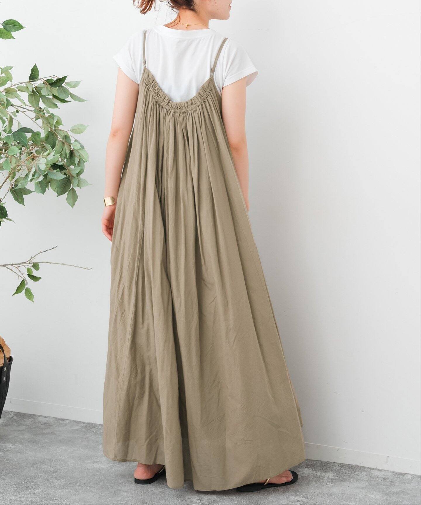 【スピック&スパン/Spick & Span】のHYU ギャザーワンピース インテリア・キッズ・メンズ・レディースファッション・服の通販 founy(ファニー) 　ファッション　Fashion　レディースファッション　Fashion for Women　ワンピース　Dresses　2024年　2024　2024春夏・S/S　Spring/Summer 2024 SS24　おすすめ　Recommended / Our Picks　エアリー　Airy Texture　ギャザー　Gathered, Ruffled　コレクション　Collection, Seasonal Line　デニム　Denim, Jeans Material　リラックス　Relax, Relaxed Fit　エレガント 上品　Elegant　夏　Summer　ベージュ|ID: prp329100004554100 ipo3291000000032759052