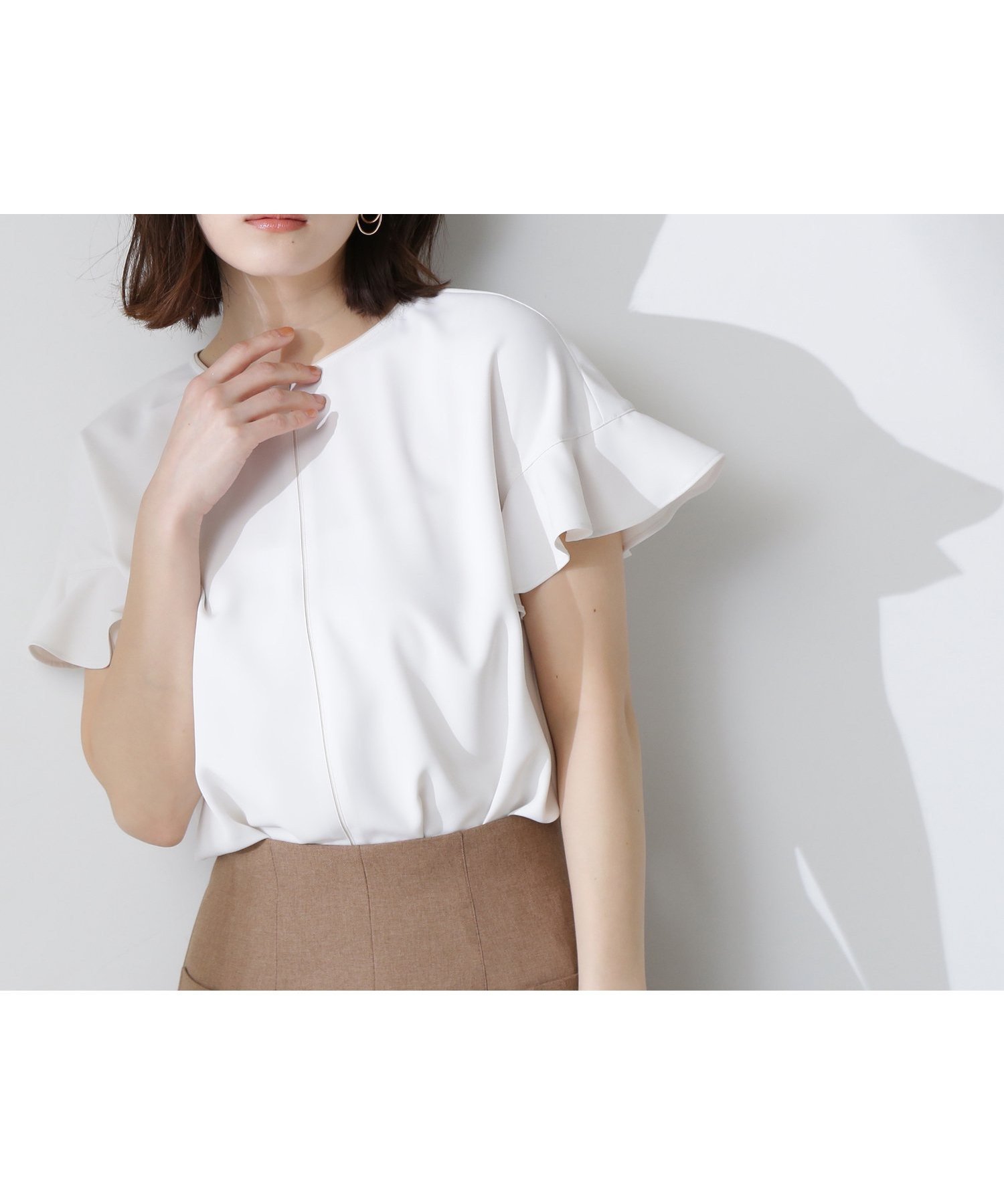 【ナチュラル ビューティー ベーシック/NATURAL BEAUTY BASIC】のバイカラーフリルスリーブブラウス インテリア・キッズ・メンズ・レディースファッション・服の通販 founy(ファニー) 　ファッション　Fashion　レディースファッション　WOMEN　トップス・カットソー　Tops/Tshirt　シャツ/ブラウス　Shirts/Blouses　シフォン　Chiffon　シンプル　Simple　スリーブ　Sleeve　トレンド　Trend　フレア　Flare　ボトム　Bottom　エレガント 上品　Elegant　オフ1|ID: prp329100004554113 ipo3291000000032324586
