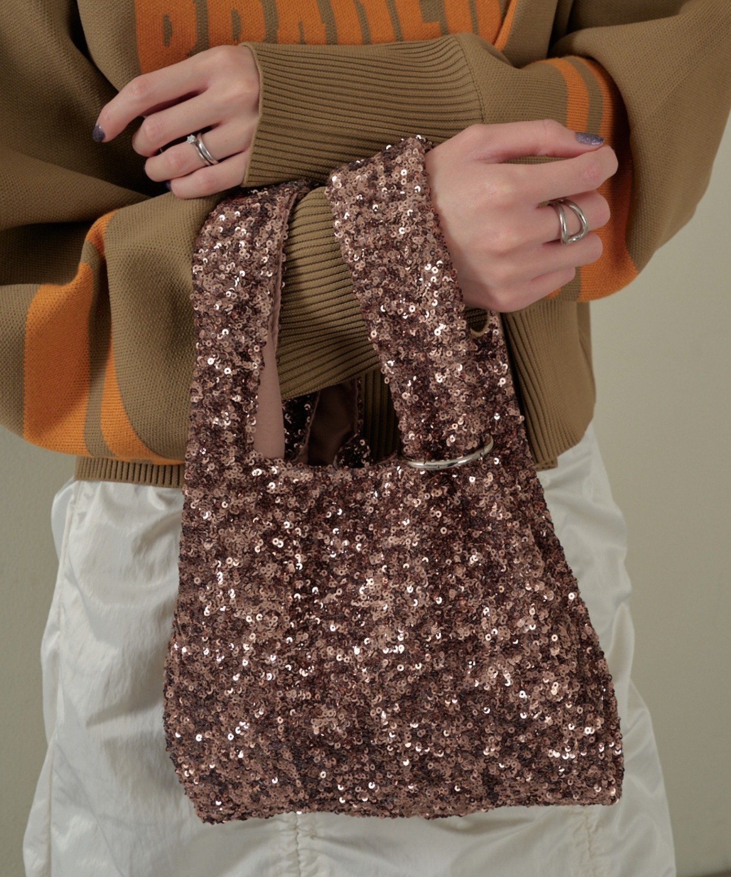 【チャオパニックティピー/CIAOPANIC TYPY】のカラビナ付きスパンコールBAG インテリア・キッズ・メンズ・レディースファッション・服の通販 founy(ファニー) 　ファッション　Fashion　レディースファッション　WOMEN　バッグ　Bag　おすすめ　Recommend　スパンコール　Sequins　フォルム　Form　再入荷　Restock/Back In Stock/Re Arrival　ブラウン|ID: prp329100004554338 ipo3291000000032265962