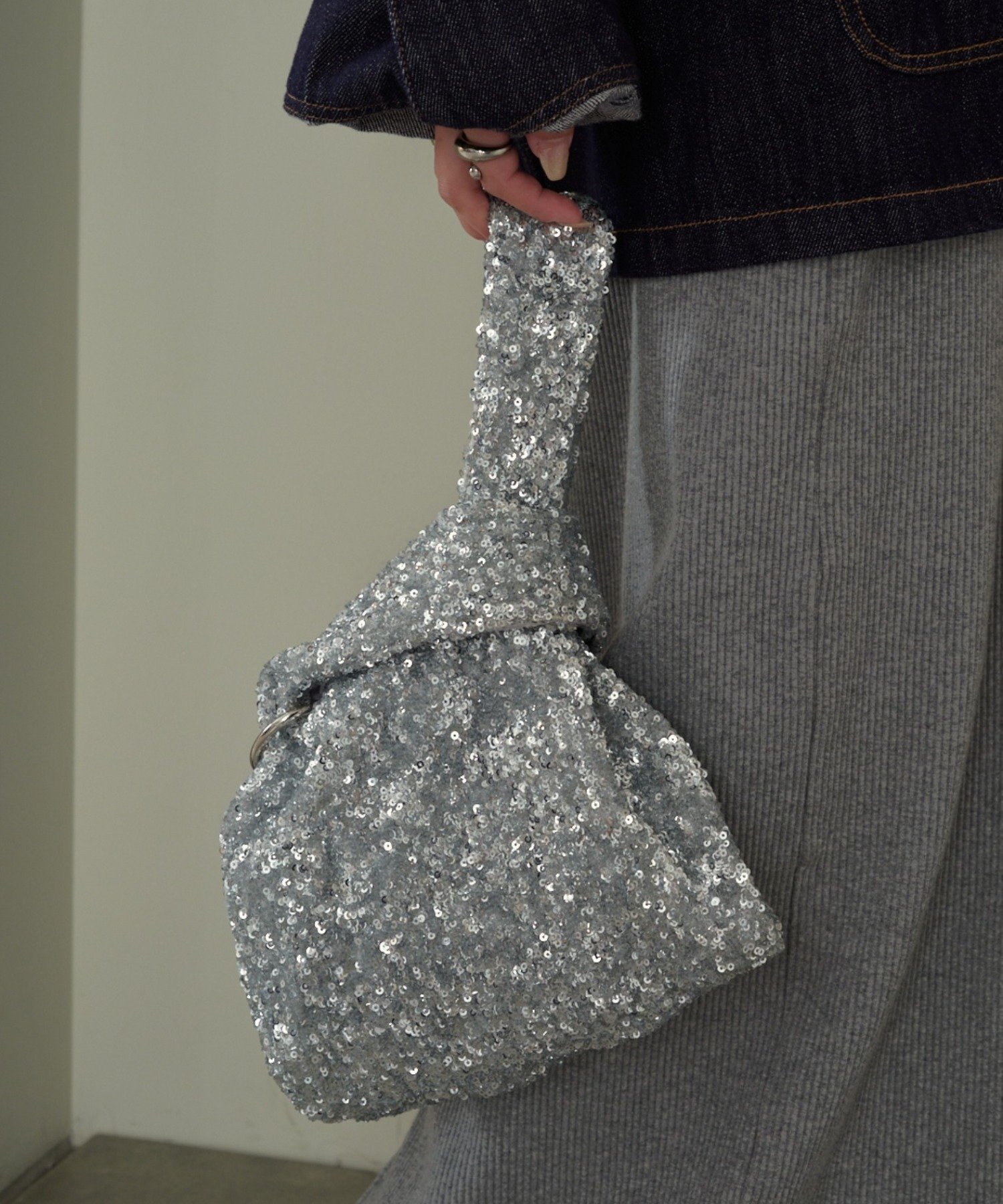 【チャオパニックティピー/CIAOPANIC TYPY】のカラビナ付きスパンコールBAG インテリア・キッズ・メンズ・レディースファッション・服の通販 founy(ファニー) 　ファッション　Fashion　レディースファッション　WOMEN　バッグ　Bag　おすすめ　Recommend　スパンコール　Sequins　フォルム　Form　再入荷　Restock/Back In Stock/Re Arrival　シルバー|ID: prp329100004554338 ipo3291000000032265965