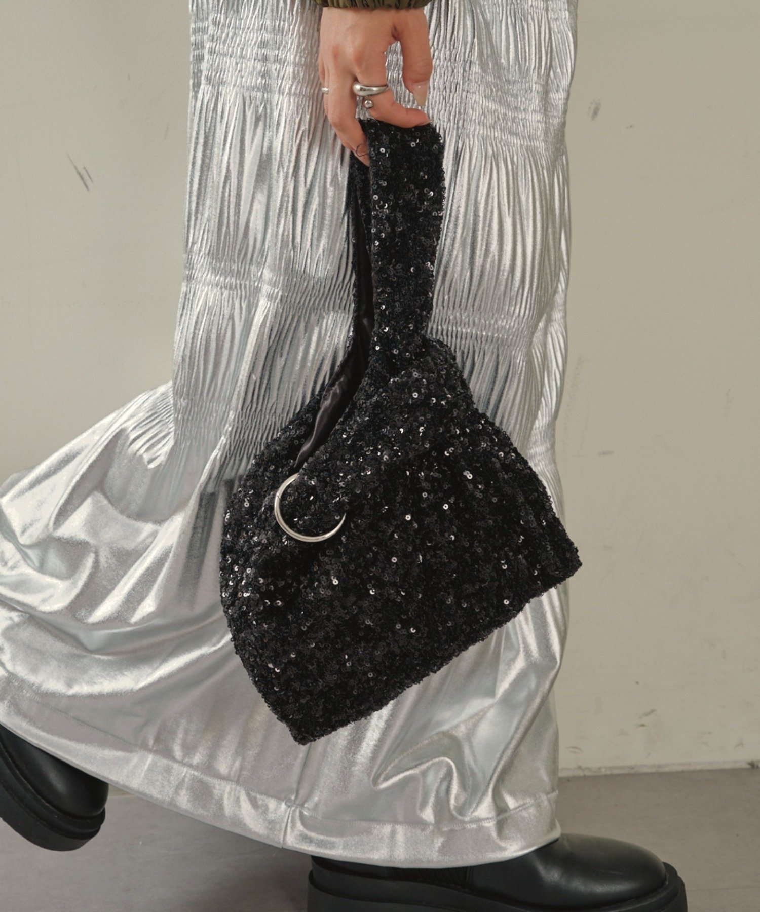 【チャオパニックティピー/CIAOPANIC TYPY】のカラビナ付きスパンコールBAG インテリア・キッズ・メンズ・レディースファッション・服の通販 founy(ファニー) 　ファッション　Fashion　レディースファッション　WOMEN　バッグ　Bag　おすすめ　Recommend　スパンコール　Sequins　フォルム　Form　再入荷　Restock/Back In Stock/Re Arrival　ブラック|ID: prp329100004554338 ipo3291000000032265967