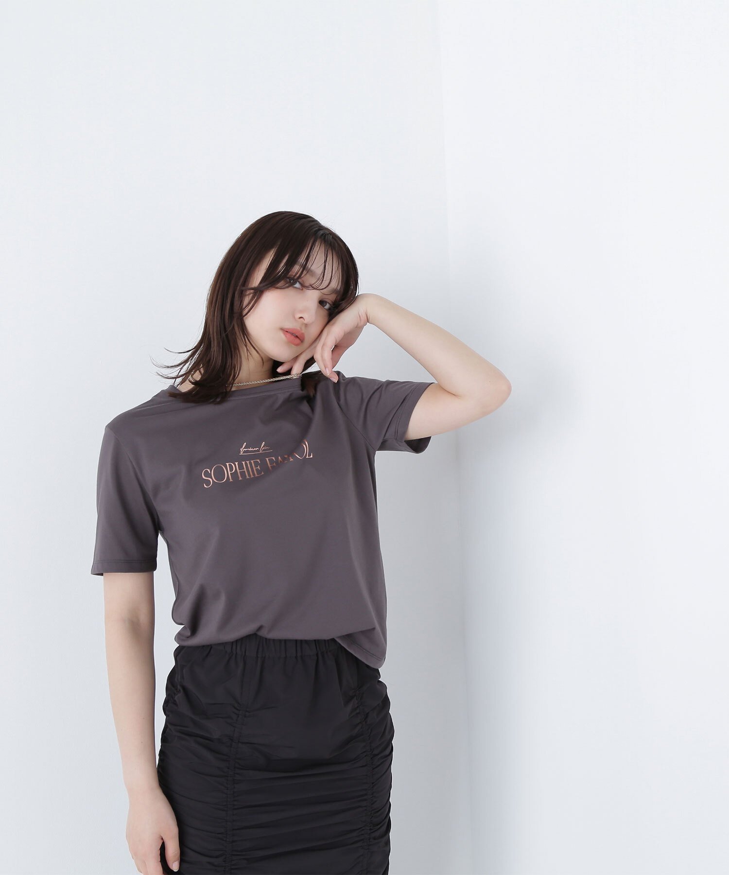 【ナチュラル ビューティー ベーシック/NATURAL BEAUTY BASIC】の箔ロゴプリントTシャツ 人気、トレンドファッション・服の通販 founy(ファニー) 　ファッション　Fashion　レディースファッション　Fashion for Women　トップス・カットソー　Cut & Sew Tops　シャツ・ブラウス・オフィスカジュアル　Elegant Blouses & Button-Ups　ロングTシャツ・Tシャツ　Longline T-Shirts & Tees　おすすめ　Recommended / Our Picks　カットソー　Cut and Sewn Top　コンパクト　Compact, Small Size　シンプル　Simple, Minimal　ジャケット　Jacket, Outerwear　プリント　Print, Printed Pattern　 other-1|ID: prp329100004554621 ipo3291000000033497261