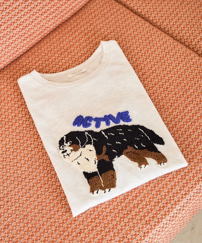 【フリークスストア/FREAK'S STORE】のdog サガラ 刺繍 半袖 Tシャツ【限定展開】 25SS インテリア・キッズ・メンズ・レディースファッション・服の通販 founy(ファニー) 　ファッション　Fashion　レディースファッション　Fashion for Women　トップス・カットソー　Cut & Sew Tops　シャツ・ブラウス・オフィスカジュアル　Elegant Blouses & Button-Ups　ロングTシャツ・Tシャツ　Longline T-Shirts & Tees　2025年　2025　2025春夏・S/S　Spring/Summer 2025 SS25　おすすめ　Recommended / Our Picks　センター　Center, Center Line　デニム　Denim, Jeans Material　フロント　Front, Front Design　ボトム　Bottoms, Lower Wear　ワイド　Wide, Wide Fit　人気　Popular, Best Seller　半袖　Short Sleeve, Half Sleeve　夏　Summer　S/S・春夏　SS, Spring/Summer, Warm Season　犬　Dog　ライトグレー|ID: prp329100004554623 ipo3291000000033377326