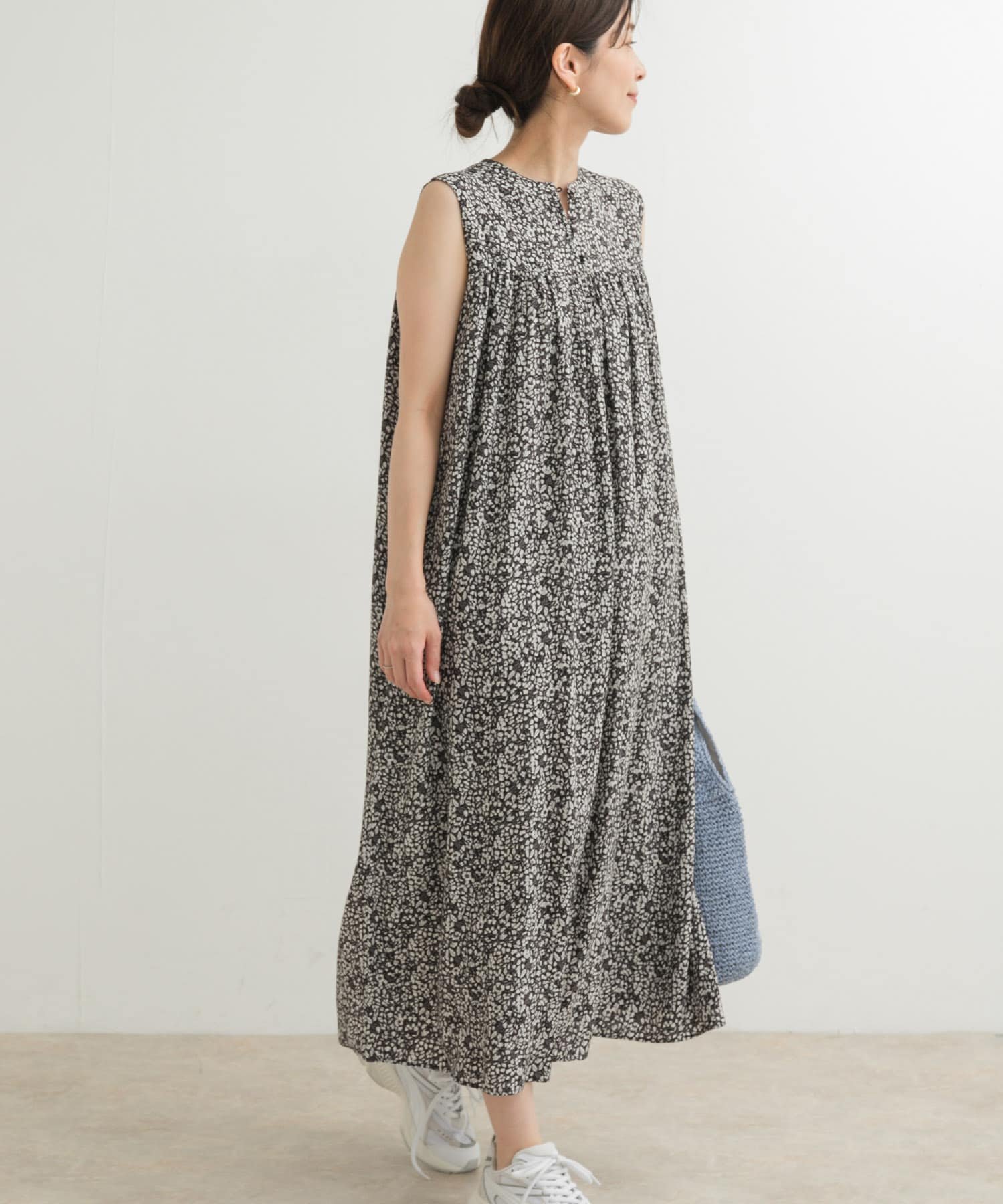 【アーバンリサーチ ドアーズ/URBAN RESEARCH DOORS】の小花柄ノースリーブワンピース インテリア・キッズ・メンズ・レディースファッション・服の通販 founy(ファニー) 　ファッション　Fashion　レディースファッション　Ladies' Fashion Online　ワンピース　Dress　2025年　2025　2025春夏・S/S　Ss,Spring/Summer,2025　カーディガン　Cardigan　ジャケット　Jacket　ノースリーブ　No Sleeve　リラックス　Relax　ロング　Long　ヴィンテージ　Vintage　エレガント 上品　Elegant　夏　Summer　旅行　Travel　S/S・春夏　Ss・Spring/Summer　BLACK|ID: prp329100004554660 ipo3291000000032590528