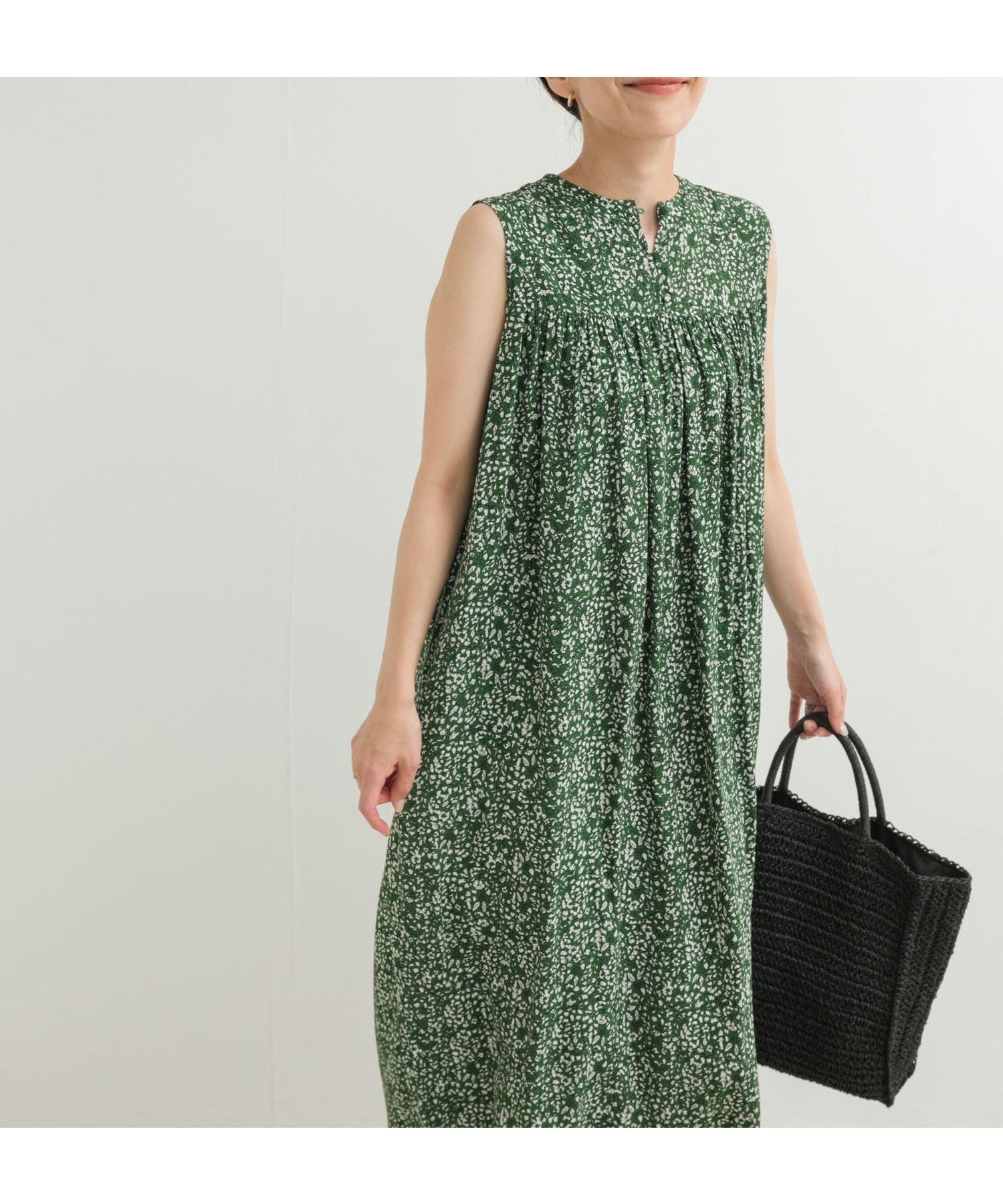 【アーバンリサーチ ドアーズ/URBAN RESEARCH DOORS】の小花柄ノースリーブワンピース インテリア・キッズ・メンズ・レディースファッション・服の通販 founy(ファニー) 　ファッション　Fashion　レディースファッション　Ladies' Fashion Online　ワンピース　Dress　2025年　2025　2025春夏・S/S　Ss,Spring/Summer,2025　カーディガン　Cardigan　ジャケット　Jacket　ノースリーブ　No Sleeve　リラックス　Relax　ロング　Long　ヴィンテージ　Vintage　エレガント 上品　Elegant　夏　Summer　旅行　Travel　S/S・春夏　Ss・Spring/Summer　GREEN|ID: prp329100004554660 ipo3291000000032590531
