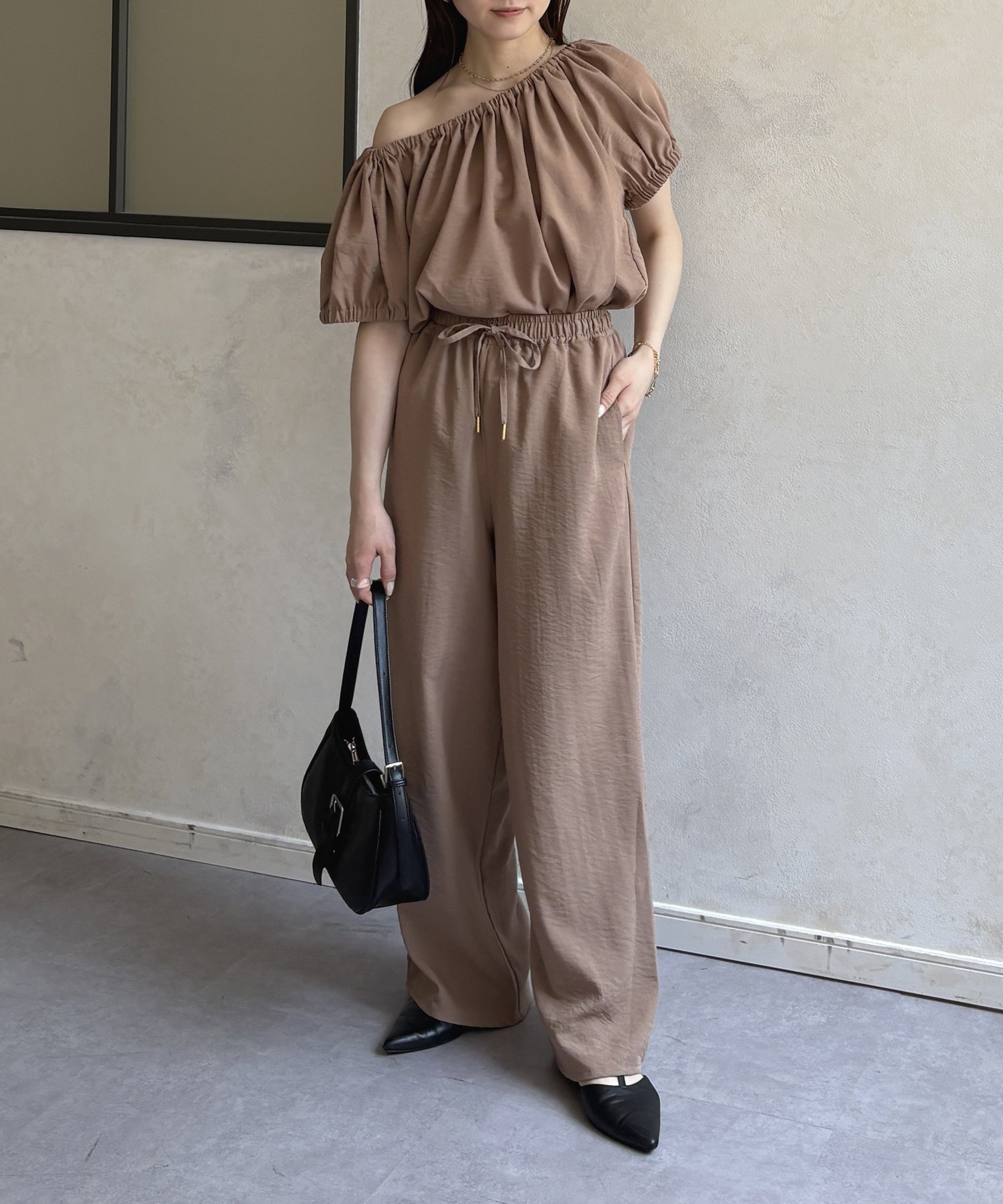 【ゼヴォン/Thevon】のギャザーブラウス×パンツセットアップ インテリア・キッズ・メンズ・レディースファッション・服の通販 founy(ファニー) 　ファッション　Fashion　レディースファッション　WOMEN　セットアップ　Setup　パンツ　Pants　2025年　2025　2025春夏・S/S　Ss,Spring/Summer,2025　おすすめ　Recommend　オフショル　Off Shoulder　ギャザー　Gather　セットアップ　Set Up　ネックレス　Necklace　エレガント 上品　Elegant　夏　Summer　春　Spring　S/S・春夏　Ss・Spring/Summer　ベージュ|ID: prp329100004554691 ipo3291000000032352971