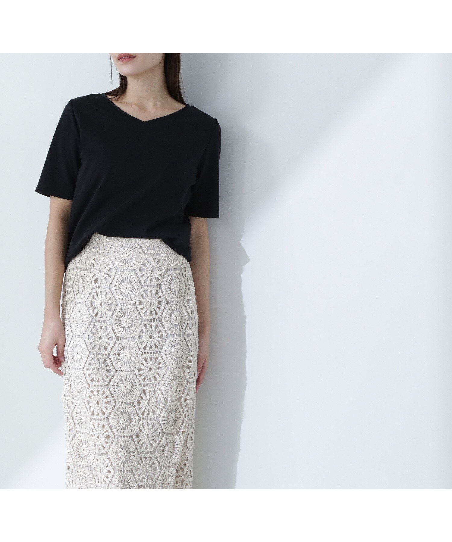 【ナチュラル ビューティー ベーシック/NATURAL BEAUTY BASIC】のベーシックTシャツシリーズ Vネック インテリア・キッズ・メンズ・レディースファッション・服の通販 founy(ファニー) 　ファッション　Fashion　レディースファッション　WOMEN　トップス・カットソー　Tops/Tshirt　シャツ/ブラウス　Shirts/Blouses　ロング / Tシャツ　T-Shirts　Vネック　V-Neck　なめらか　Smooth　アクセサリー　Accessories　カットソー　Cut And Sew　コンパクト　Compact　ジャケット　Jacket　スクエア　Square　ベーシック　Basic　人気　Popularity　定番　Standard　クロ|ID: prp329100004554695 ipo3291000000032304429