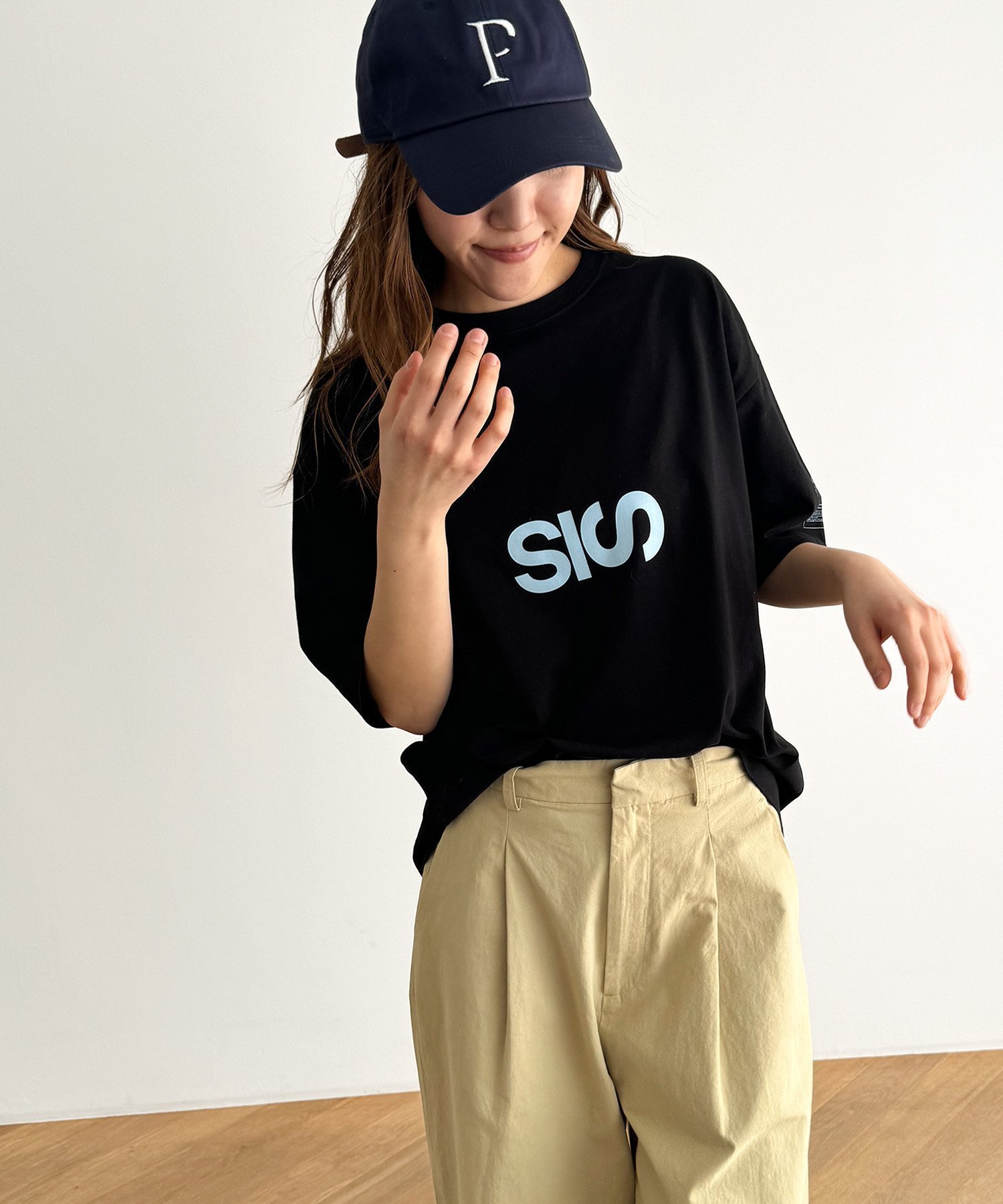 【キャナルジーン/CANAL JEAN】の1975 TOKYO SIS 半袖Tシャツ インテリア・キッズ・メンズ・レディースファッション・服の通販 founy(ファニー) 　ファッション　Fashion　レディースファッション　Fashion for Women　トップス・カットソー　Cut & Sew Tops　シャツ・ブラウス・オフィスカジュアル　Elegant Blouses & Button-Ups　ロングTシャツ・Tシャツ　Longline T-Shirts & Tees　シンプル　Simple, Minimal　プリント　Print, Printed Pattern　半袖　Short Sleeve, Half Sleeve　ブラック|ID: prp329100004554758 ipo3291000000032726683