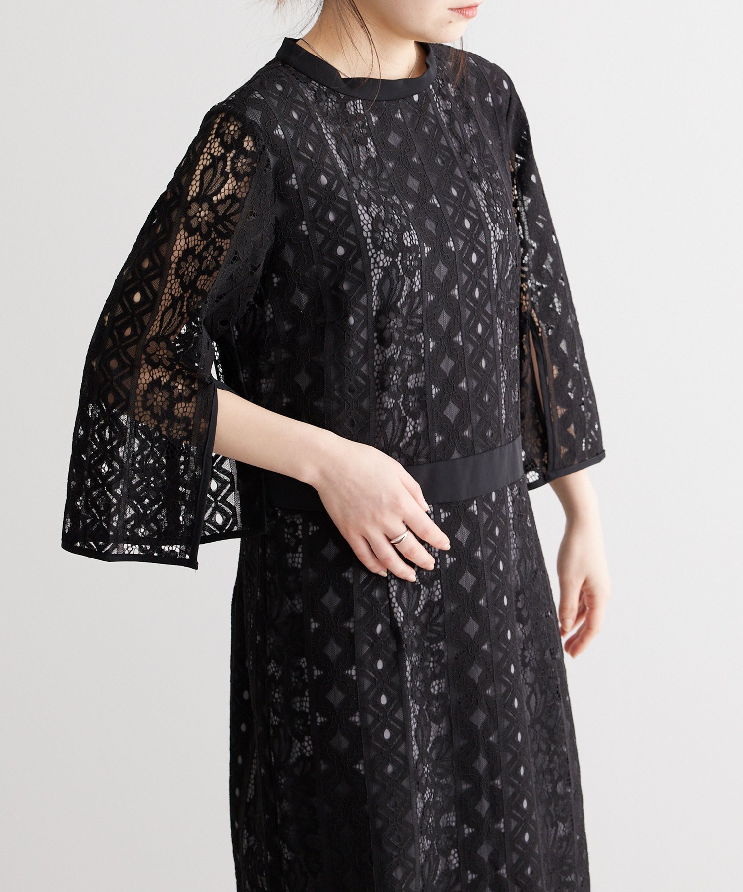 【ラナン/Ranan】の袖スリットレースワンピ インテリア・キッズ・メンズ・レディースファッション・服の通販 founy(ファニー) 　ファッション　Fashion　レディースファッション　WOMEN　ワンピース　Dress　ストレート　Straight　スリット　Slit　レース　Race　ブラック|ID: prp329100004554815 ipo3291000000032192130