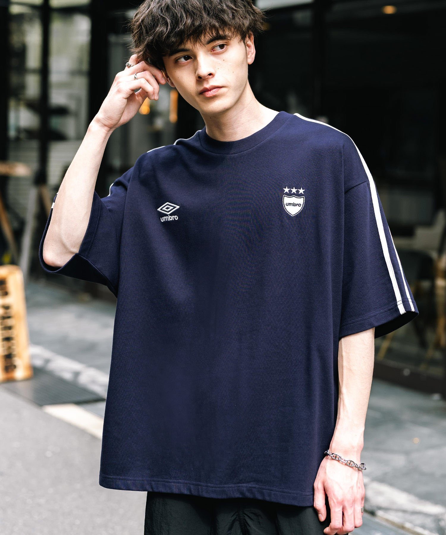 【ロッキーモンロー/Rocky Monroe】のUMBRO 別注コラボ オーバーサイズサイドライントラックロゴTシャツ インテリア・キッズ・メンズ・レディースファッション・服の通販 founy(ファニー) 　ファッション　Fashion　レディースファッション　Fashion for Women　トップス・カットソー　Cut & Sew Tops　シャツ・ブラウス・オフィスカジュアル　Elegant Blouses & Button-Ups　ロングTシャツ・Tシャツ　Longline T-Shirts & Tees　アウトドア　Outdoor Clothing　コラボ　Collaboration, Collab　シンプル　Simple, Minimal　スポーツ　Sports, Activewear　トレンド　Trend, Trending Now　バランス　Balance, Style Balance　別注　Limited Edition, Custom Order　メンズ　Men's, Menswear　リラックス　Relax, Relaxed Fit　ワイド　Wide, Wide Fit　再入荷　Restock / Back in Stock　おすすめ　Recommended / Our Picks　ネイビー|ID: prp329100004554856 ipo3291000000033566449