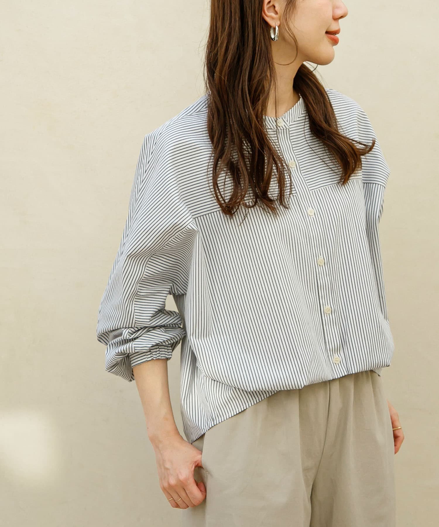 【サニーレーベル/Sonny Label / URBAN RESEARCH】の『WEB限定』フロントタックバンドカラーシャツ インテリア・キッズ・メンズ・レディースファッション・服の通販 founy(ファニー) 　ファッション　Fashion　レディースファッション　WOMEN　トップス・カットソー　Tops/Tshirt　シャツ/ブラウス　Shirts/Blouses　2025年　2025　冬　Winter　おすすめ　Recommend　バランス　Balance　ワイド　Wide　A/W・秋冬　Aw・Autumn/Winter・Fw・Fall-Winter　WHT×BLK|ID: prp329100004555211 ipo3291000000032194845