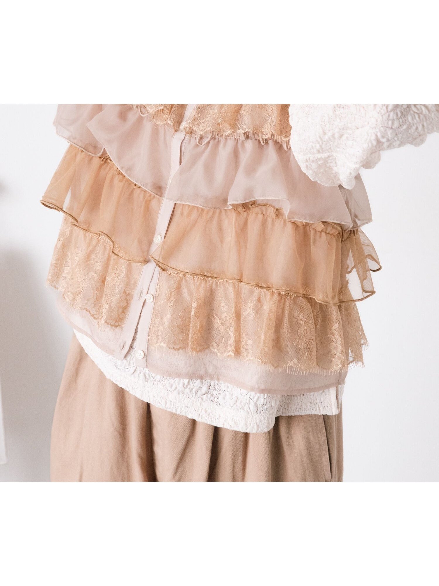 【サマンサモスモス/Samansa Mos2】の異素材フリルベスト インテリア・キッズ・メンズ・レディースファッション・服の通販 founy(ファニー) 　ファッション　Fashion　レディースファッション　Fashion for Women　アウター　Coat / Outerwear Collection　トップス・カットソー　Cut & Sew Tops　ベスト&ジレ / 重ね着スタイル　Vests & Gilets　シアー　Sheer, See-Through　シンプル　Simple, Minimal　フリル　Frill, Ruffle　ベスト　Vest, Waistcoat　エレガント 上品　Elegant　ベージュ|ID: prp329100004555248 ipo3291000000032975530