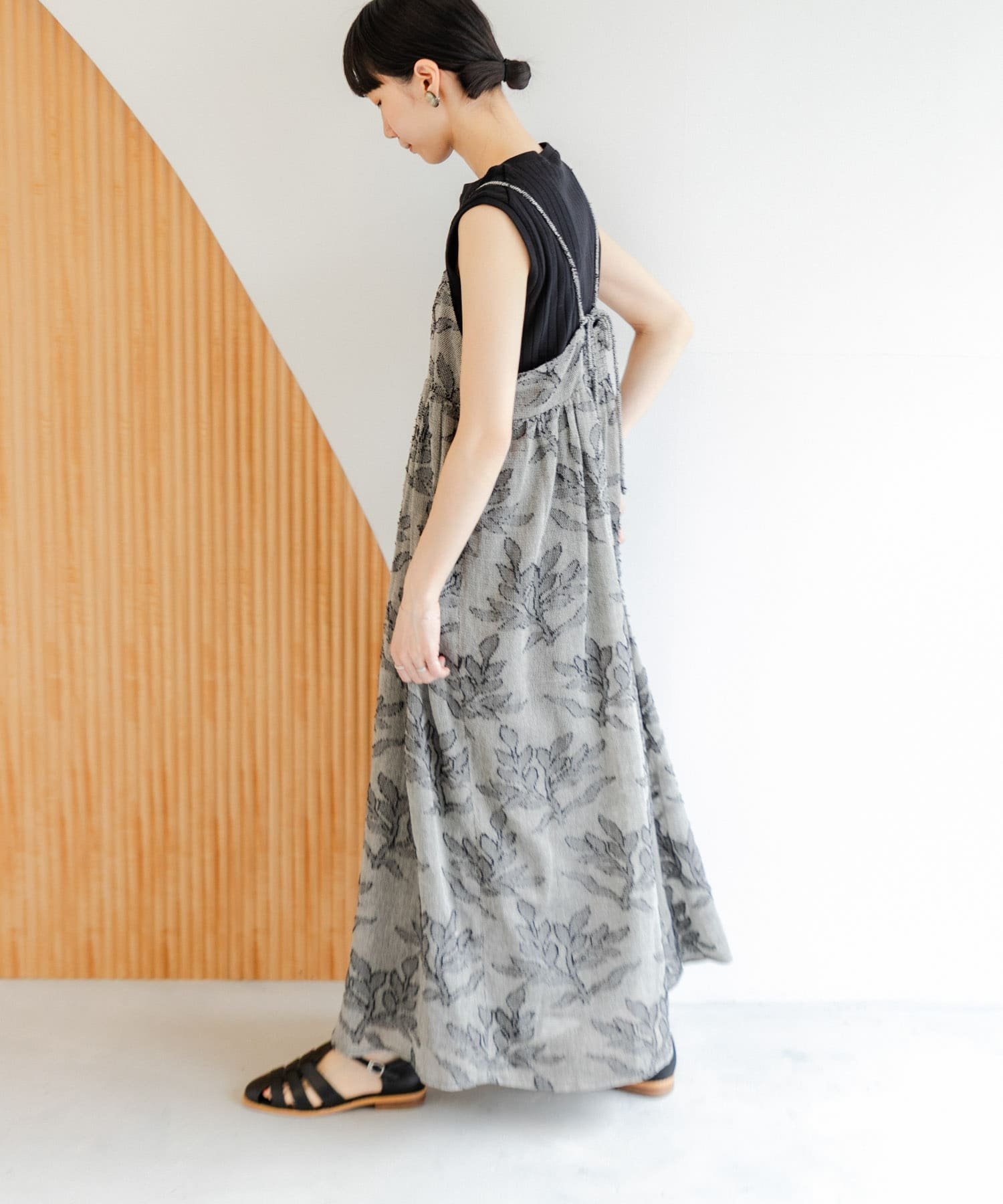 【アーバンリサーチ ドアーズ/URBAN RESEARCH DOORS】のメッシュジャガードキャミワンピース インテリア・キッズ・メンズ・レディースファッション・服の通販 founy(ファニー) 　ファッション　Fashion　レディースファッション　Ladies' Fashion Online　ワンピース　Dress　キャミワンピース　No Sleeve Dresses　2025年　2025　2025春夏・S/S　Ss,Spring/Summer,2025　インド　India　エアリー　Airy　キャミワンピース　Cami Dress　ギャザー　Gather　バランス　Balance　フラワー　Flower　メッシュ　Mesh　リボン　Ribbon　リーフ　Leaf　エレガント 上品　Elegant　夏　Summer　S/S・春夏　Ss・Spring/Summer　BLACK|ID: prp329100004555838 ipo3291000000032605060