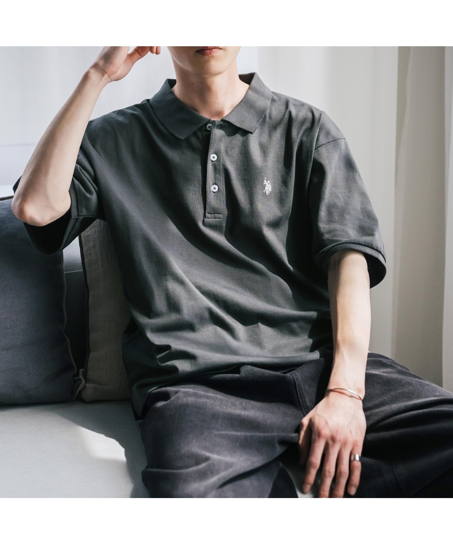 【ロッキーモンロー/Rocky Monroe】のU.S. POLO ASSN. 別注コラボワンポイントロゴ刺繍天竺ポロシャツ インテリア・キッズ・メンズ・レディースファッション・服の通販 founy(ファニー) 　ファッション　Fashion　レディースファッション　WOMEN　トップス・カットソー　Tops/Tshirt　シャツ/ブラウス　Shirts/Blouses　ポロシャツ　Polo Shirts　シンプル　Simple　スポーツ　Sports　スリット　Slit　バランス　Balance　ポロシャツ　Polo Shirt　別注　Special Order　メンズ　Mens　リラックス　Relax　ワイド　Wide　再入荷　Restock/Back In Stock/Re Arrival　おすすめ　Recommend　チャコール|ID: prp329100004555945 ipo3291000000032200290