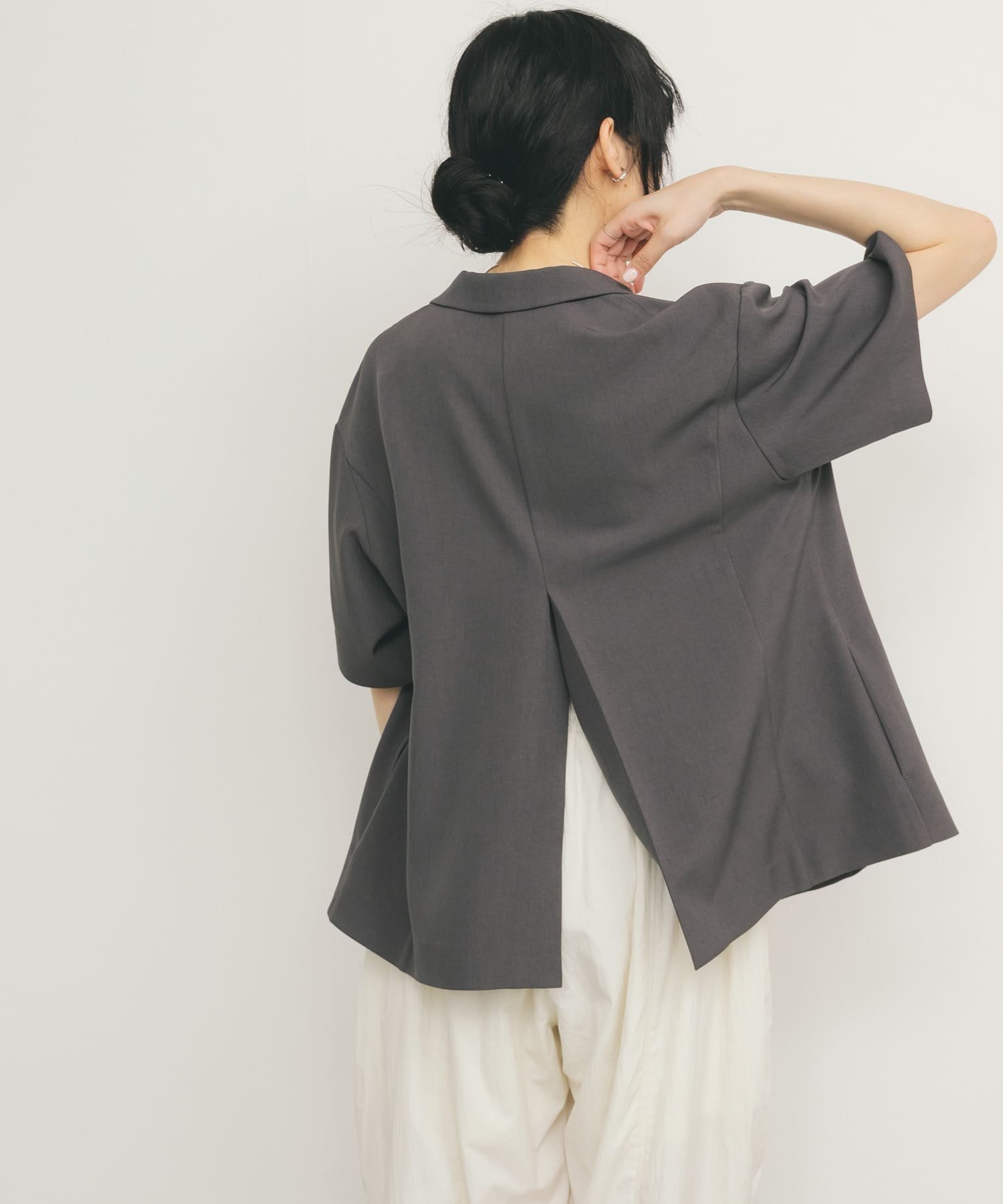【ケービーエフ/KBF / URBAN RESEARCH】のバックスリットジャケット インテリア・キッズ・メンズ・レディースファッション・服の通販 founy(ファニー) 　ファッション　Fashion　レディースファッション　Fashion for Women　アウター　Coat / Outerwear Collection　レディースジャケット・軽アウター　Jackets　2025年　2025　2025春夏・S/S　Spring/Summer 2025 SS25　キャミワンピース　Cami Dress, Slip Dress　サテン　Satin, Glossy Fabric　ジャケット　Jacket, Outerwear　スラックス　Slacks, Dress Pants　スリット　Slit, Slit Detail　タンク　Tank Top, Sleeveless Top　ベーシック　Basic, Essential　ボトム　Bottoms, Lower Wear　レース　Lace, Lace Fabric　夏　Summer　S/S・春夏　SS, Spring/Summer, Warm Season　CHARCOAL|ID: prp329100004556939 ipo3291000000033098645