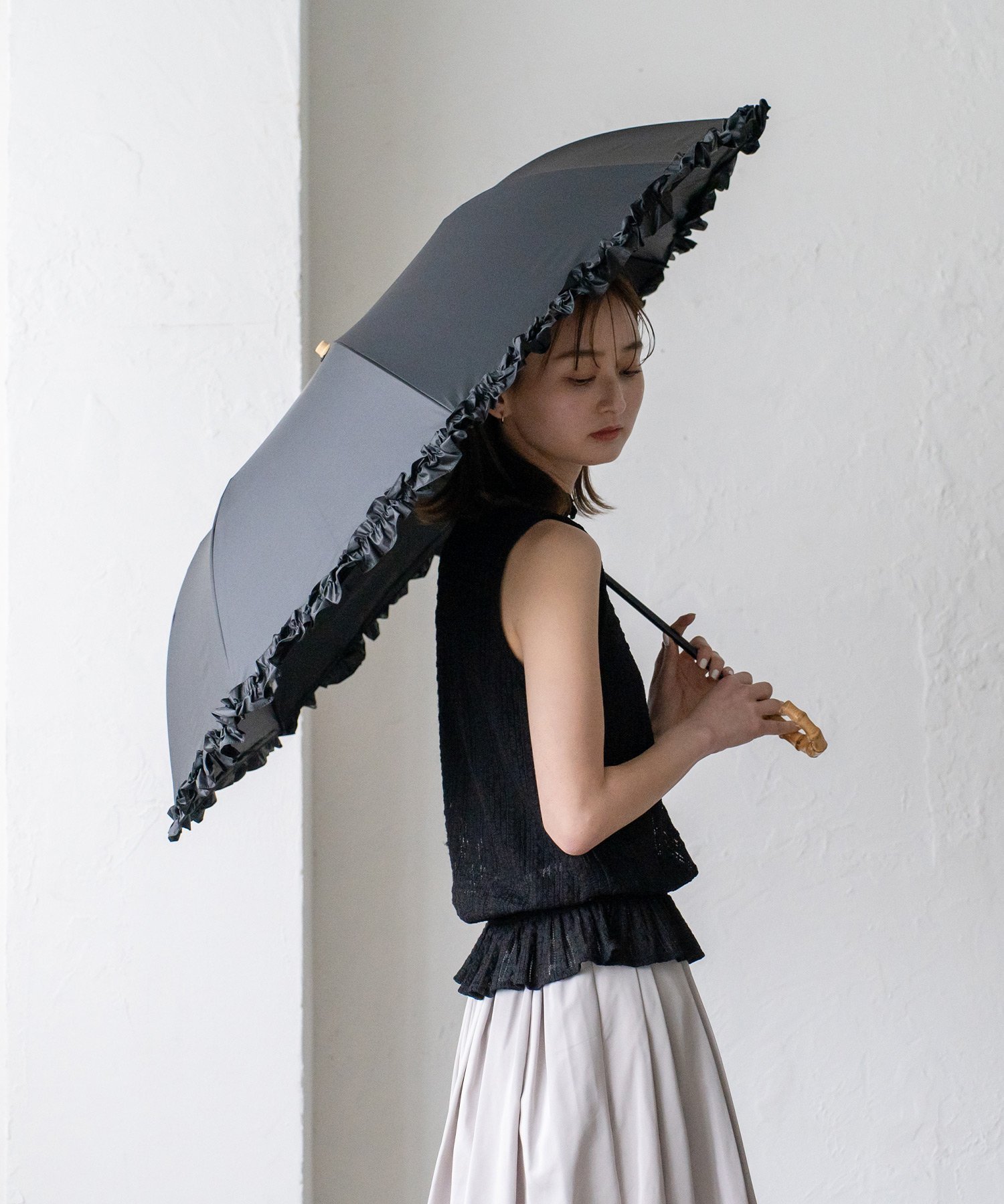 【ヴィータフェリーチェ/VitaFelice】の2段折りショート傘(晴雨兼用/親骨55cm) インテリア・キッズ・メンズ・レディースファッション・服の通販 founy(ファニー) 　ファッション　Fashion　レディースファッション　WOMEN　傘 / レイングッズ　Umbrellas/Rainwear　グラス　Glass　コンパクト　Compact　コーティング　Coating　傘　Umbrella　軽量　Lightweight　ショート　Short　パイピング　Piping　フリル　Frills　日傘　Parasol　ワイド　Wide　夏　Summer　フリルブラック|ID: prp329100004557363 ipo3291000000032215075