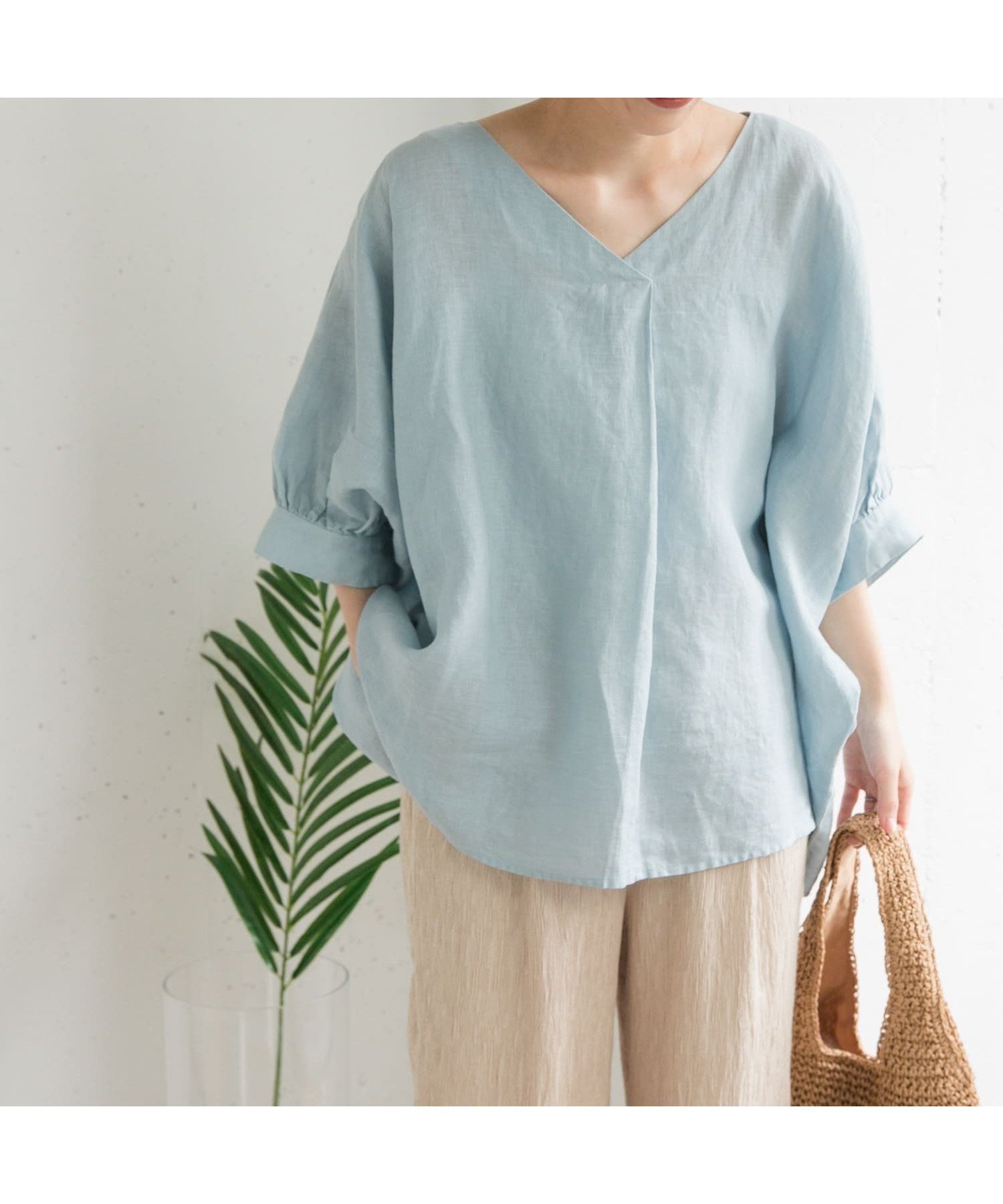 【アーバンリサーチ ドアーズ/URBAN RESEARCH DOORS】のリネンギャザースリーブVネックブラウス インテリア・キッズ・メンズ・レディースファッション・服の通販 founy(ファニー) 　ファッション　Fashion　レディースファッション　Fashion for Women　トップス・カットソー　Cut & Sew Tops　シャツ・ブラウス・オフィスカジュアル　Elegant Blouses & Button-Ups　Vネックトップス　V-Neck Tops / V-Cut Neckline Shirts　2025年　2025　2025春夏・S/S　Spring/Summer 2025 SS25　ギャザー　Gathered, Ruffled　リネン　Linen, Linen Fabric　リラックス　Relax, Relaxed Fit　エレガント 上品　Elegant　夏　Summer　S/S・春夏　SS, Spring/Summer, Warm Season　BLUE|ID: prp329100004557432 ipo3291000000032595161