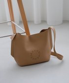 【イアクッチ/IACUCCI】のグッシオ ミディアムショルダー ALCE 人気、トレンドファッション・服の通販 founy(ファニー) ファッション Fashion レディースファッション Fashion for Women 今季 This Season, Current Season サークル Circle, Round Design ショルダー Shoulder, Shoulder Strap シンプル Simple, Minimal 人気 Popular, Best Seller バランス Balance, Style Balance マグネット Magnet, Magnetic Closure thumbnail キャメル|ID: prp329100004557566 ipo3291000000033028976