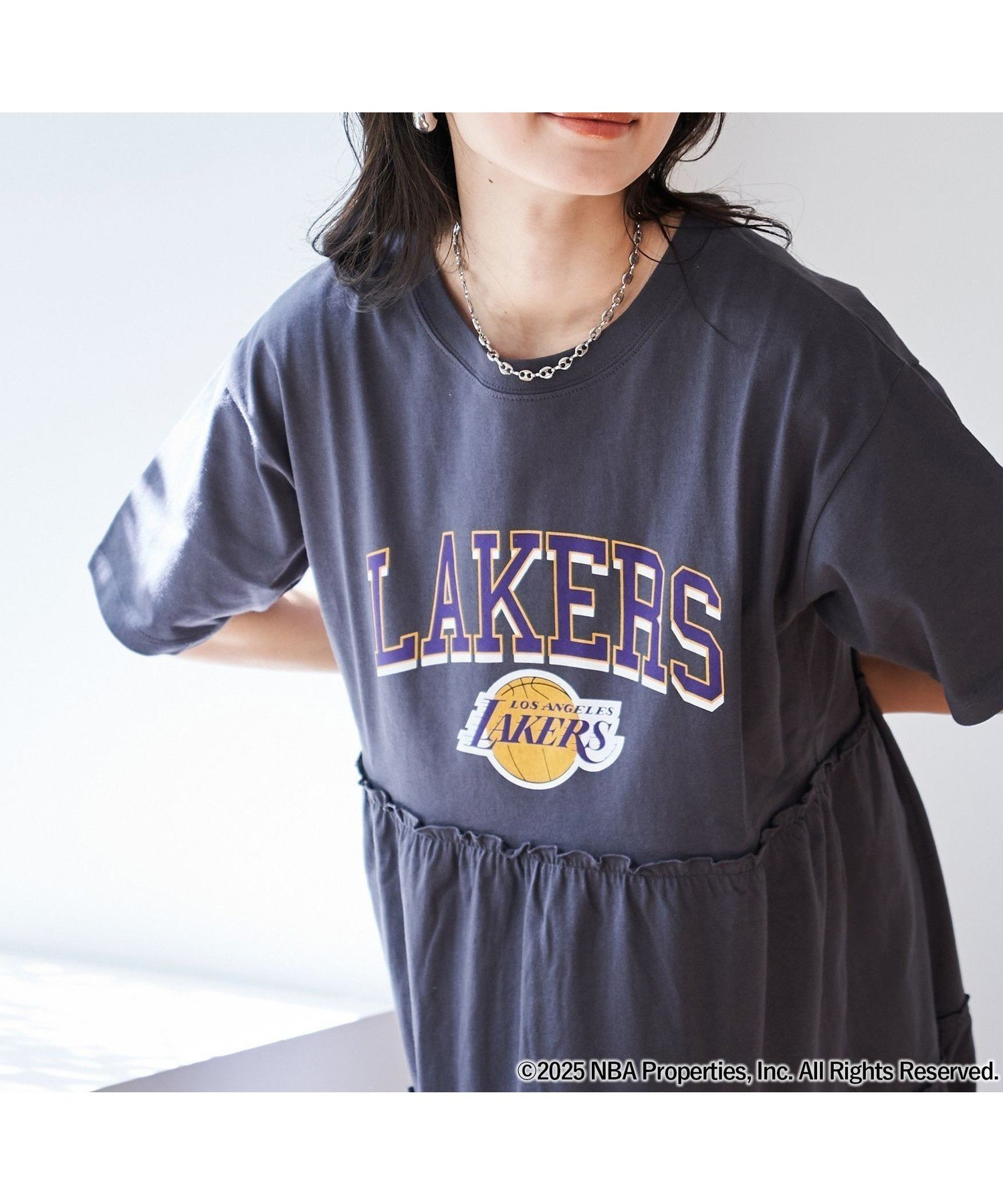 【コーエン/COEN】のNBA別注 ティアードロゴプリントTシャツワンピース インテリア・キッズ・メンズ・レディースファッション・服の通販 founy(ファニー) 　ファッション　Fashion　レディースファッション　WOMEN　ワンピース　Dress　シャツワンピース　Shirt Dresses　春　Spring　シンプル　Simple　ティアード　Tiered　人気　Popularity　フェミニン　Feminine　フロント　Front　プリント　Print　別注　Special Order　リラックス　Relax　楽ちん　Easy　S/S・春夏　Ss・Spring/Summer　おすすめ　Recommend　夏　Summer　DK.GRAY|ID: prp329100004558122 ipo3291000000032223047
