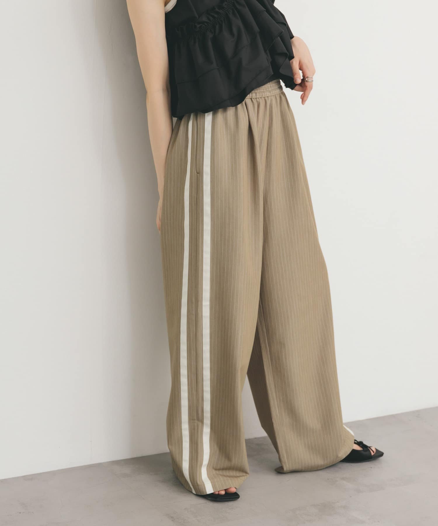 【ケービーエフ/KBF / URBAN RESEARCH】のストライプラインイージーパンツ インテリア・キッズ・メンズ・レディースファッション・服の通販 founy(ファニー) 　ファッション　Fashion　レディースファッション　WOMEN　パンツ　Pants　2025年　2025　2025春夏・S/S　Ss,Spring/Summer,2025　ストライプ　Stripe　リラックス　Relax　ワイド　Wide　エレガント 上品　Elegant　夏　Summer　S/S・春夏　Ss・Spring/Summer　BEIGE|ID: prp329100004559420 ipo3291000000032235436