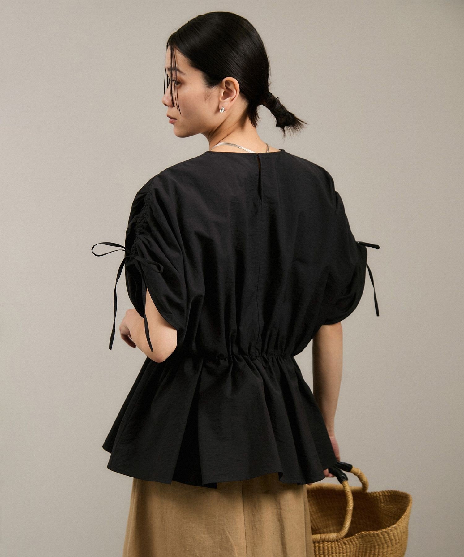 【サロン アダム エ ロペ/SALON adam et rope'】の【WEB限定】シャーリングスリーブブラウス インテリア・キッズ・メンズ・レディースファッション・服の通販 founy(ファニー) 　ファッション　Fashion　レディースファッション　Ladies' Fashion Online　トップス・カットソー　Tops/Tshirt　シャツ/ブラウス　Shirts/Blouses　おすすめ　Recommend　ギャザー　Gather　シャーリング　Shirring　フェミニン　Feminine　フレア　Flare　ペプラム　Peplum　リボン　Ribbon　ブラック(01)|ID: prp329100004559451 ipo3291000000032692286