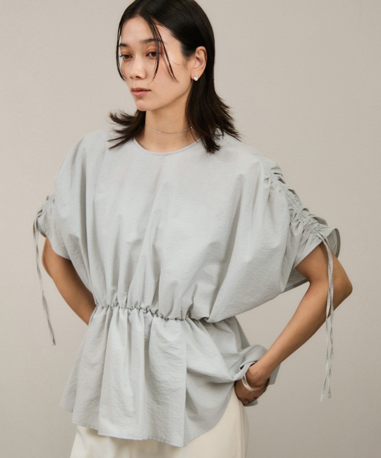 【サロン アダム エ ロペ/SALON adam et rope'】の【WEB限定】シャーリングスリーブブラウス インテリア・キッズ・メンズ・レディースファッション・服の通販 founy(ファニー) 　ファッション　Fashion　レディースファッション　Ladies' Fashion Online　トップス・カットソー　Tops/Tshirt　シャツ/ブラウス　Shirts/Blouses　おすすめ　Recommend　ギャザー　Gather　シャーリング　Shirring　フェミニン　Feminine　フレア　Flare　ペプラム　Peplum　リボン　Ribbon　ライトグレー(08)|ID: prp329100004559451 ipo3291000000032692287