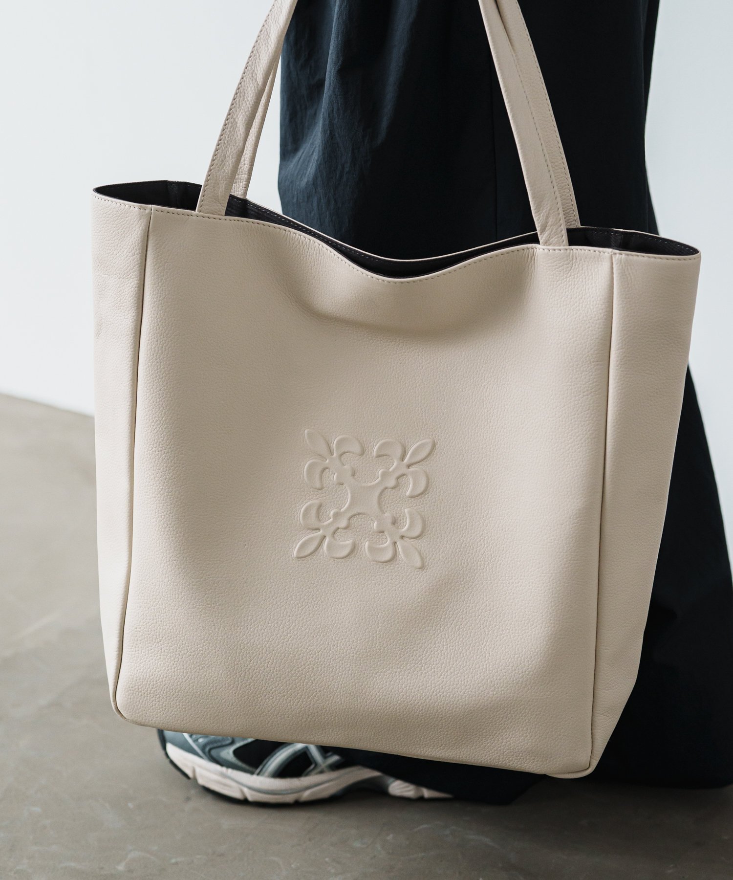 【ラシット/russet】のA4サイズ/13インチPC対応・460g レザー縦長トートバッグ インテリア・キッズ・メンズ・レディースファッション・服の通販 founy(ファニー) 　ファッション　Fashion　レディースファッション　Ladies' Fashion Online　バッグ　Bag　軽量　Lightweight　スマート　Smart　財布　Wallet　デニム　Denim　定番　Standard　ベーシック　Basic　ポケット　Pocket　ワンポイント　One Point　おすすめ　Recommend　日本製　Made In Japan　エレガント 上品　Elegant　ビジネス 仕事 通勤　Business　2025年　2025　2025春夏・S/S　Ss,Spring/Summer,2025　アイボリー|ID: prp329100004559552 ipo3291000000032639714