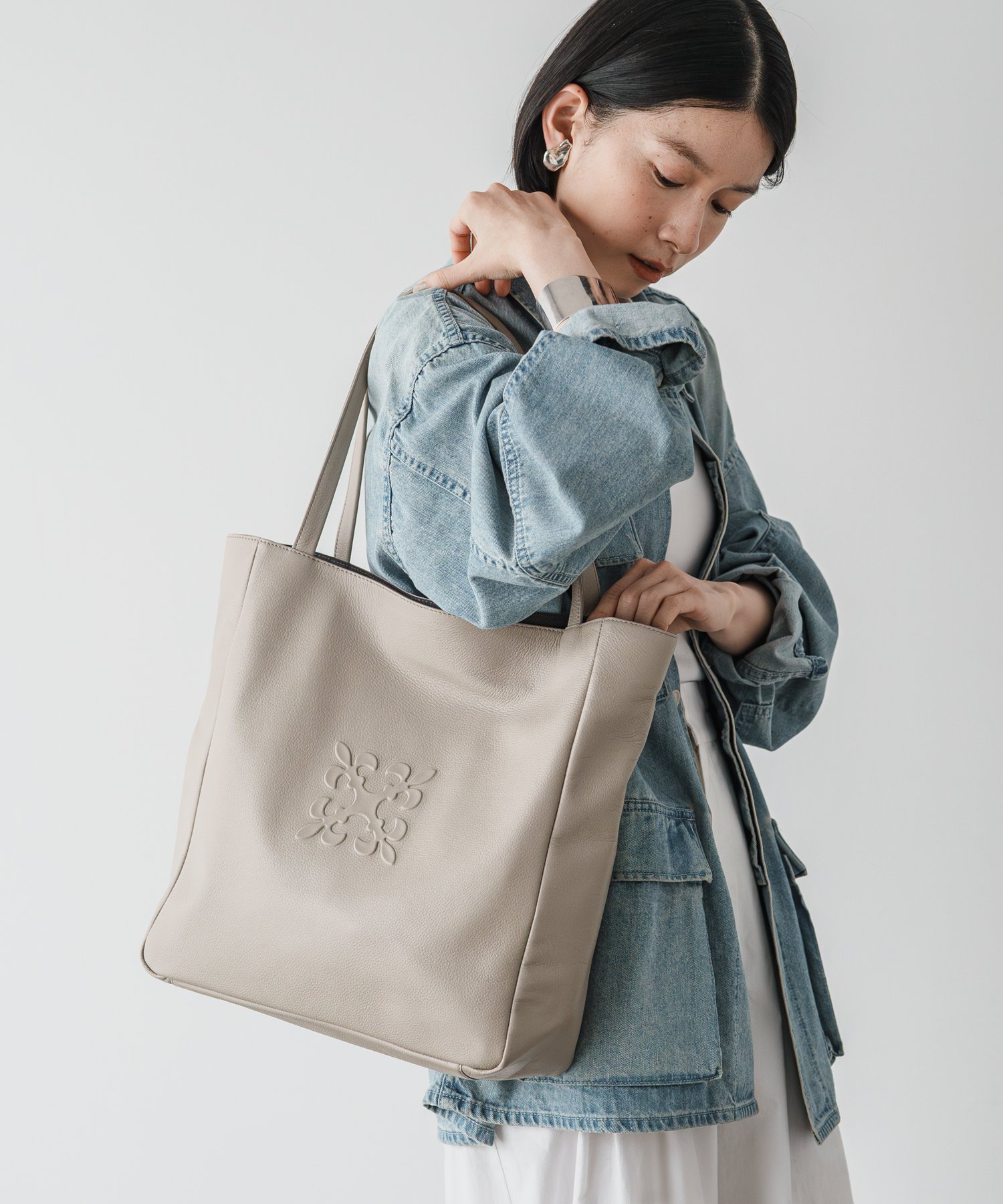 【ラシット/russet】のA4サイズ/13インチPC対応・460g レザー縦長トートバッグ インテリア・キッズ・メンズ・レディースファッション・服の通販 founy(ファニー) 　ファッション　Fashion　レディースファッション　Ladies' Fashion Online　バッグ　Bag　軽量　Lightweight　スマート　Smart　財布　Wallet　デニム　Denim　定番　Standard　ベーシック　Basic　ポケット　Pocket　ワンポイント　One Point　おすすめ　Recommend　日本製　Made In Japan　エレガント 上品　Elegant　ビジネス 仕事 通勤　Business　2025年　2025　2025春夏・S/S　Ss,Spring/Summer,2025　グレージュ|ID: prp329100004559552 ipo3291000000032639720