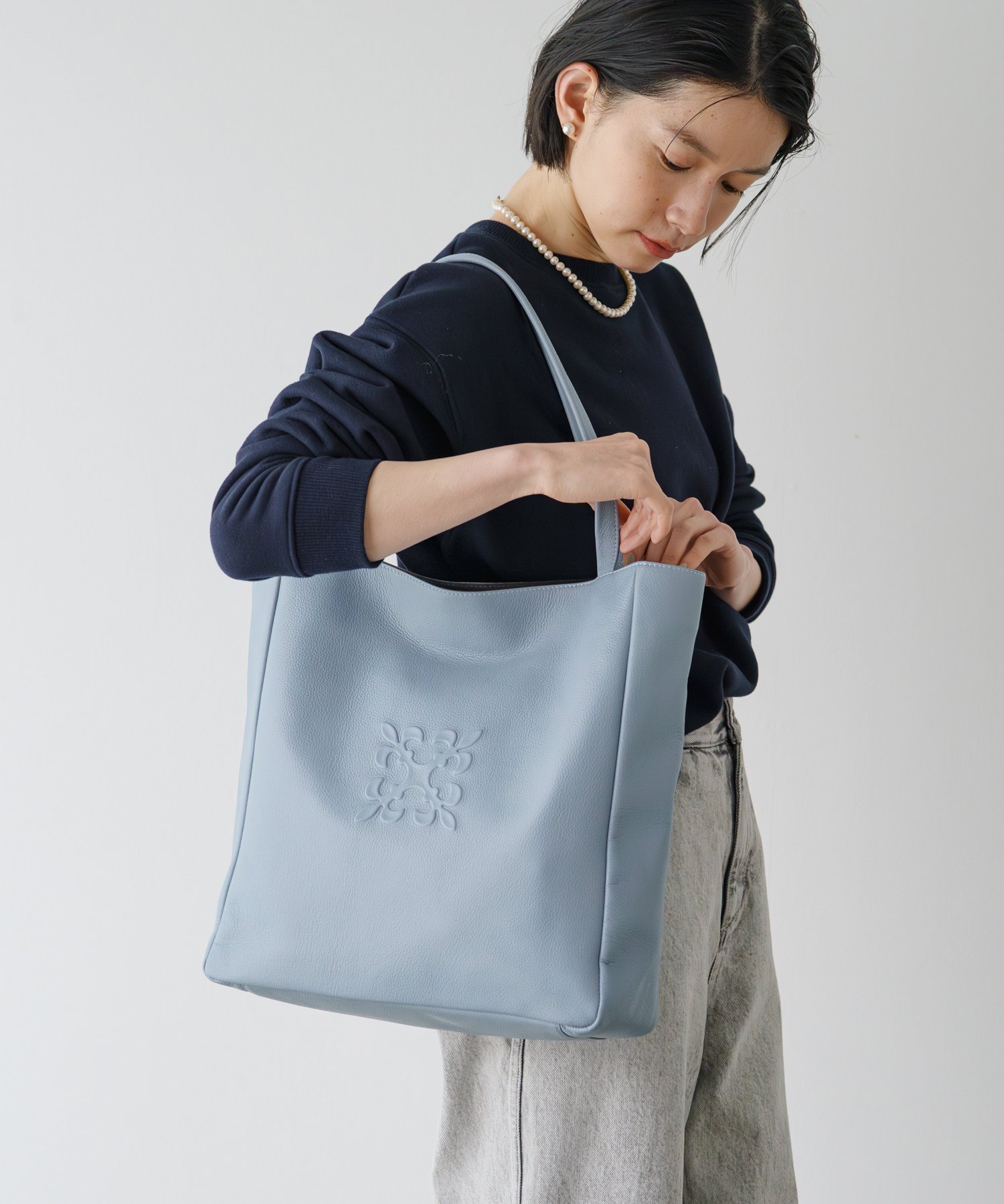 【ラシット/russet】のA4サイズ/13インチPC対応・460g レザー縦長トートバッグ インテリア・キッズ・メンズ・レディースファッション・服の通販 founy(ファニー) 　ファッション　Fashion　レディースファッション　Ladies' Fashion Online　バッグ　Bag　軽量　Lightweight　スマート　Smart　財布　Wallet　デニム　Denim　定番　Standard　ベーシック　Basic　ポケット　Pocket　ワンポイント　One Point　おすすめ　Recommend　日本製　Made In Japan　エレガント 上品　Elegant　ビジネス 仕事 通勤　Business　2025年　2025　2025春夏・S/S　Ss,Spring/Summer,2025　サックスブルー|ID: prp329100004559552 ipo3291000000032639724