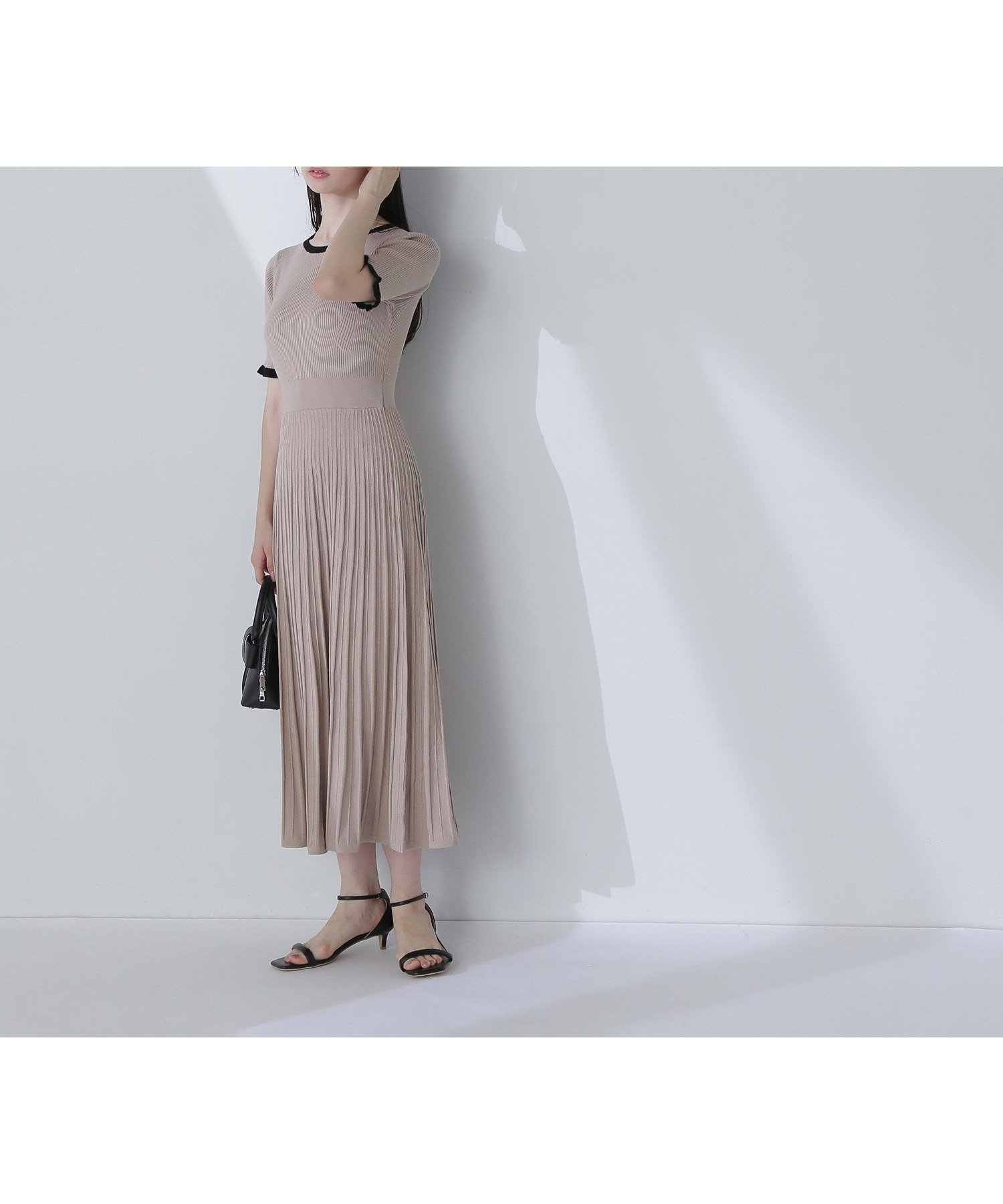 【ナチュラル ビューティー ベーシック/NATURAL BEAUTY BASIC】のバイカラーラインニットワンピース インテリア・キッズ・メンズ・レディースファッション・服の通販 founy(ファニー) 　ファッション　Fashion　レディースファッション　WOMEN　ワンピース　Dress　ニットワンピース　Knit Dresses　シンプル　Simple　フリル　Frills　プリーツ　Pleats　ベージュ×クロ2|ID: prp329100004559586 ipo3291000000032236747