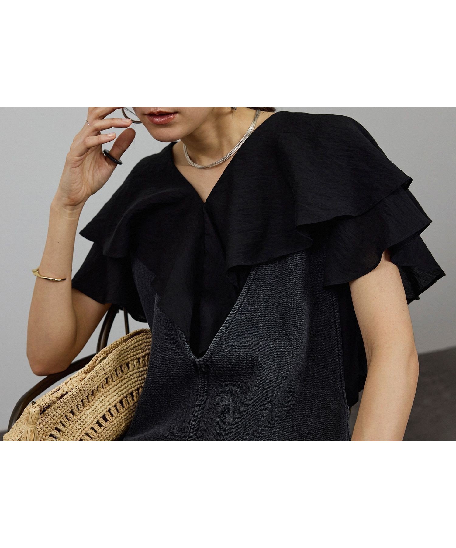 【サロン アダム エ ロペ/SALON adam et rope'】のシルクブレンドラッフルカラーブラウス インテリア・キッズ・メンズ・レディースファッション・服の通販 founy(ファニー) 　ファッション　Fashion　レディースファッション　WOMEN　トップス・カットソー　Tops/Tshirt　シャツ/ブラウス　Shirts/Blouses　カーゴパンツ　Cargo Pants　シルク　Silk　スリット　Slit　スリーブ　Sleeve　タンブラー　Tumbler　デニム　Denim　フリル　Frills　フレア　Flare　フロント　Front　ボトム　Bottom　ポケット　Pocket　羽織　Haori　ミックス　Mix　ラッフル　Raffle　おすすめ　Recommend　エレガント 上品　Elegant　ブラック(01)|ID: prp329100004559594 ipo3291000000032236808