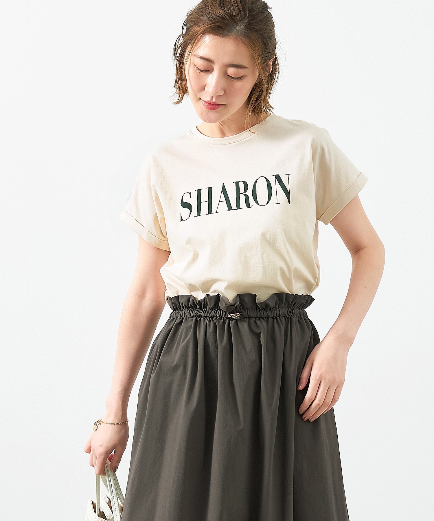 【マイカ ディール/MICA & DEAL】のSHARON ロゴヘムラウンドT-shirt 2サイズ展開 インテリア・キッズ・メンズ・レディースファッション・服の通販 founy(ファニー) 　ファッション　Fashion　レディースファッション　WOMEN　トップス・カットソー　Tops/Tshirt　シャツ/ブラウス　Shirts/Blouses　ロング / Tシャツ　T-Shirts　シルク　Silk　人気　Popularity　プリント　Print　ヘムライン　Hemline　L/BEIGE|ID: prp329100004559600 ipo3291000000032236855