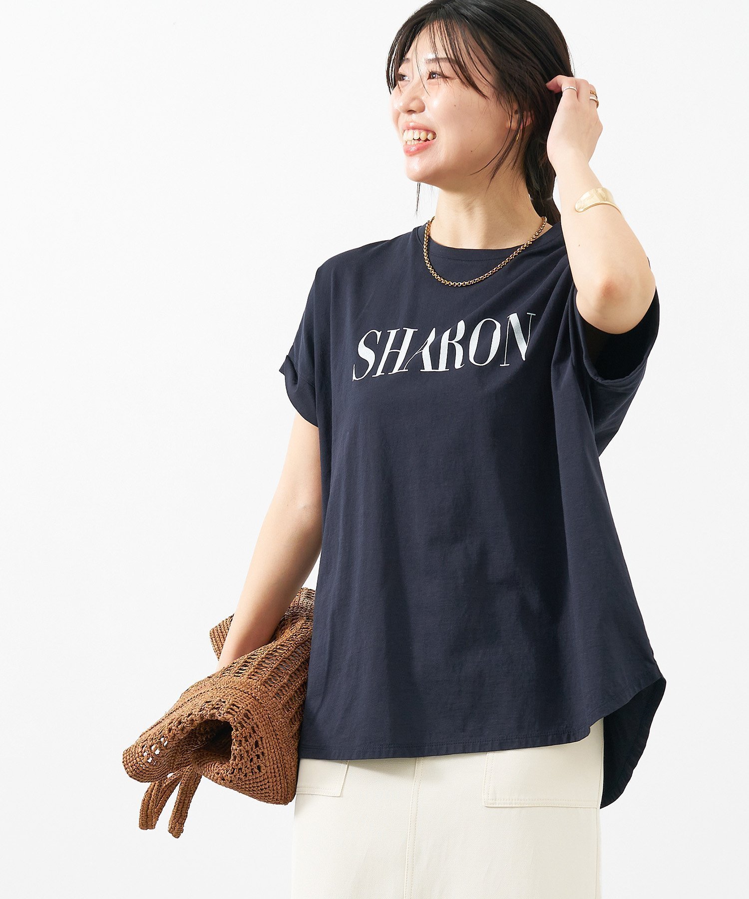 【マイカ ディール/MICA & DEAL】のSHARON ロゴヘムラウンドT-shirt 2サイズ展開 インテリア・キッズ・メンズ・レディースファッション・服の通販 founy(ファニー) 　ファッション　Fashion　レディースファッション　WOMEN　トップス・カットソー　Tops/Tshirt　シャツ/ブラウス　Shirts/Blouses　ロング / Tシャツ　T-Shirts　シルク　Silk　人気　Popularity　プリント　Print　ヘムライン　Hemline　NAVY|ID: prp329100004559600 ipo3291000000032236857