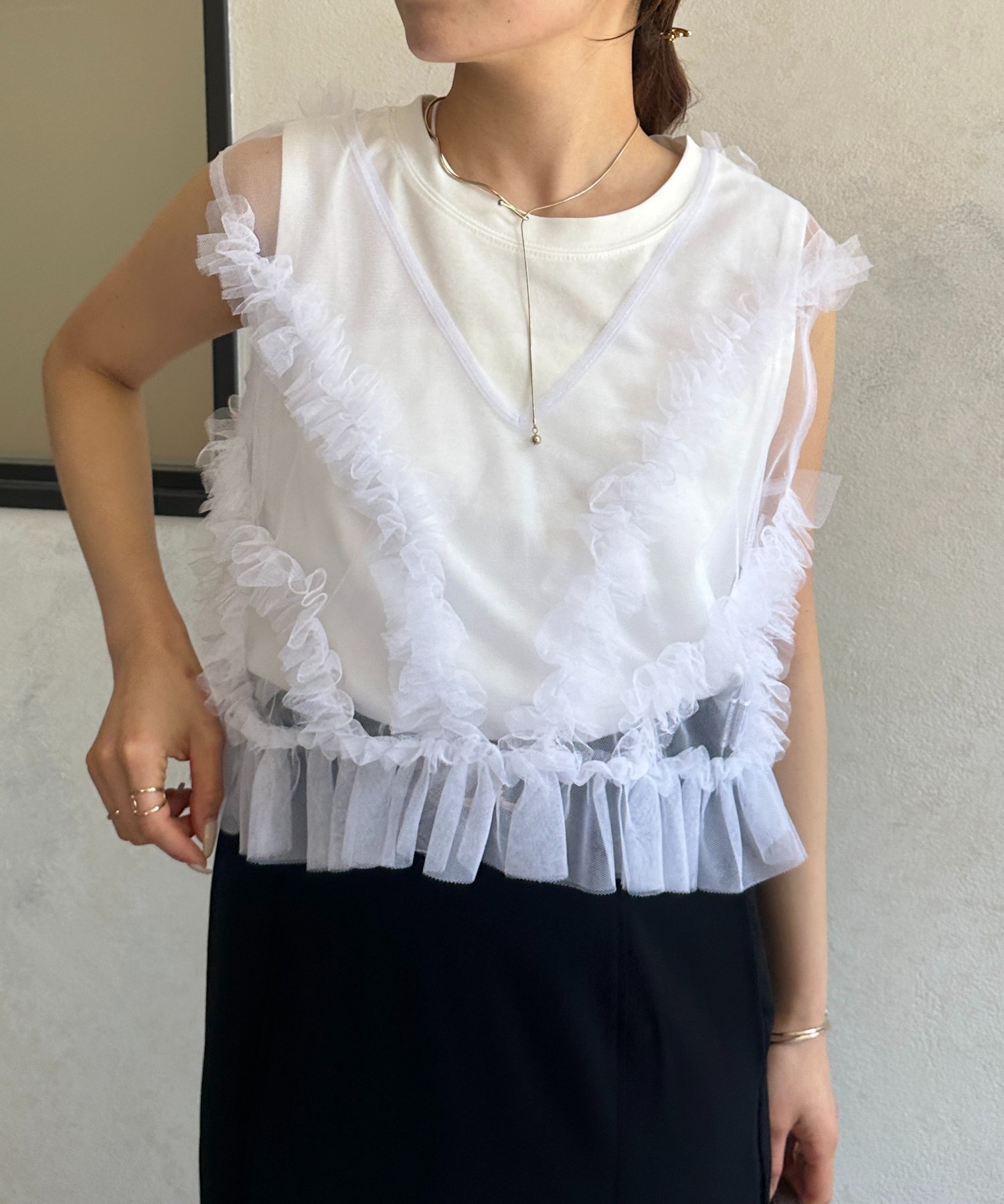 【ゼヴォン/Thevon】のチュールフリルベスト×ノースリセットプルオーバー インテリア・キッズ・メンズ・レディースファッション・服の通販 founy(ファニー) 　ファッション　Fashion　レディースファッション　Fashion for Women　トップス・カットソー　Cut & Sew Tops　ベスト&ジレ / 重ね着スタイル　Vests & Gilets　カジュアルプルオーバー・ニットトップス　Pullovers & Knit Tops / Casual Pullovers　2025年　2025　2025春夏・S/S　Spring/Summer 2025 SS25　アクセサリー　Fashion Accessories　エアリー　Airy Texture　ショート　Short, Short Length　ダウン　Down, Puffer　チュール　Tulip, Tulip Motif　デニム　Denim, Jeans Material　トレンド　Trend, Trending Now　ネックレス　Necklace, Pendant Necklace　ノースリーブ　Sleeveless, No-Sleeve　フェミニン　Feminine, Girly　ベスト　Vest, Waistcoat　オフホワイト|ID: prp329100004559755 ipo3291000000033507509