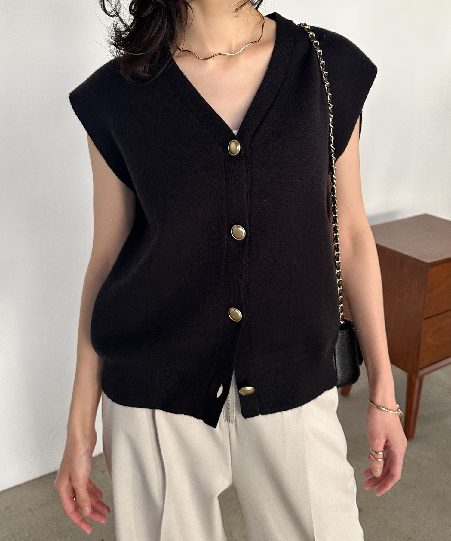 【ラナン/Ranan】のRANAN/MT洗える!ゴールド調ボタンニットベスト 人気、トレンドファッション・服の通販 founy(ファニー) 　ファッション　Fashion　レディースファッション　Fashion for Women　アウター　Coat / Outerwear Collection　トップス・カットソー　Cut & Sew Tops　ニット　Knit Tops & Sweaters　ベスト&ジレ / 重ね着スタイル　Vests & Gilets　洗える　Machine Washable　コンパクト　Compact, Small Size　シンプル　Simple, Minimal　スラックス　Slacks, Dress Pants　デニム　Denim, Jeans Material　なめらか　Smooth, Silky Texture　人気　Popular, Best Seller　ベスト　Vest, Waistcoat　ボトム　Bottoms, Lower Wear　ポケット　Pocket, Pocket Detail　リブニット　Rib Knit, Ribbed Knit　おすすめ　Recommended / Our Picks　エレガント 上品　Elegant　ビジネス 仕事 通勤　Business / Work / Commuting　 other-1|ID: prp329100004560350 ipo3291000000032715137
