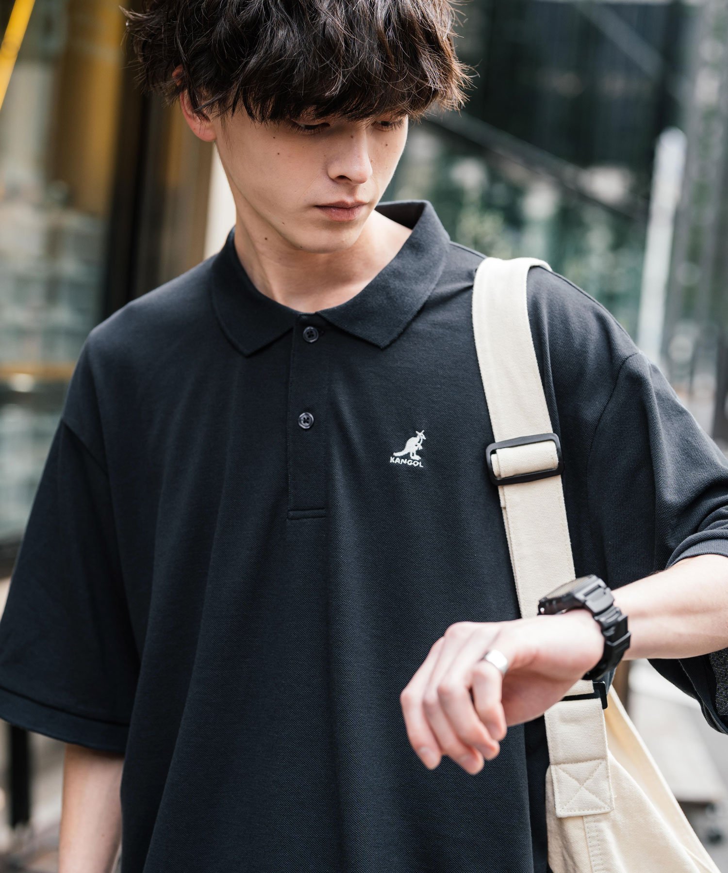 【ロッキーモンロー/Rocky Monroe】のKANGOL 別注コラボ 鹿の子ワンポイント刺繍半袖ポロシャツ インテリア・キッズ・メンズ・レディースファッション・服の通販 founy(ファニー) 　ファッション　Fashion　レディースファッション　Fashion for Women　トップス・カットソー　Cut & Sew Tops　シャツ・ブラウス・オフィスカジュアル　Elegant Blouses & Button-Ups　ポロシャツ・きれいめカジュアル　Smart-Casual Polo Tops　アウトドア　Outdoor Clothing　コラボ　Collaboration, Collab　鹿の子　Piqué, Kanoko Fabric　スポーティ　Sporty, Casual Athletic　スラックス　Slacks, Dress Pants　スリット　Slit, Slit Detail　デニム　Denim, Jeans Material　トレンド　Trend, Trending Now　人気　Popular, Best Seller　ポロシャツ　Polo Shirt, Collared Tee　別注　Limited Edition, Custom Order　半袖　Short Sleeve, Half Sleeve　メンズ　Men's, Menswear　無地　Plain, Solid Color　リラックス　Relax, Relaxed Fit　ワイド　Wide, Wide Fit　ワンポイント　One Point, Statement Accent　おすすめ　Recommended / Our Picks　エレガント 上品　Elegant　チャコール|ID: prp329100004560408 ipo3291000000033555543