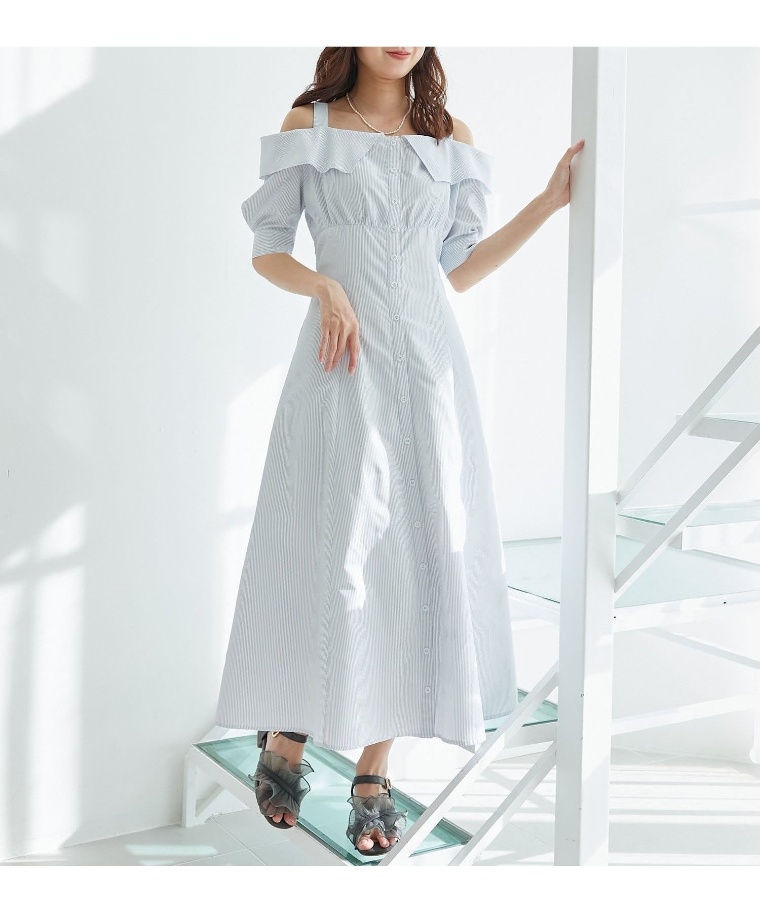 【マジェスティック レゴン/MAJESTIC LEGON】のオフショルシャツワンピース インテリア・キッズ・メンズ・レディースファッション・服の通販 founy(ファニー) 　ファッション　Fashion　レディースファッション　WOMEN　ワンピース　Dress　シャツワンピース　Shirt Dresses　サンダル　Sandals　スニーカー　Sneakers　ダウン　Down　トレンド　Trend　レース　Race　再入荷　Restock/Back In Stock/Re Arrival　おすすめ　Recommend　エレガント 上品　Elegant　ブルー柄|ID: prp329100004561140 ipo3291000000032249320