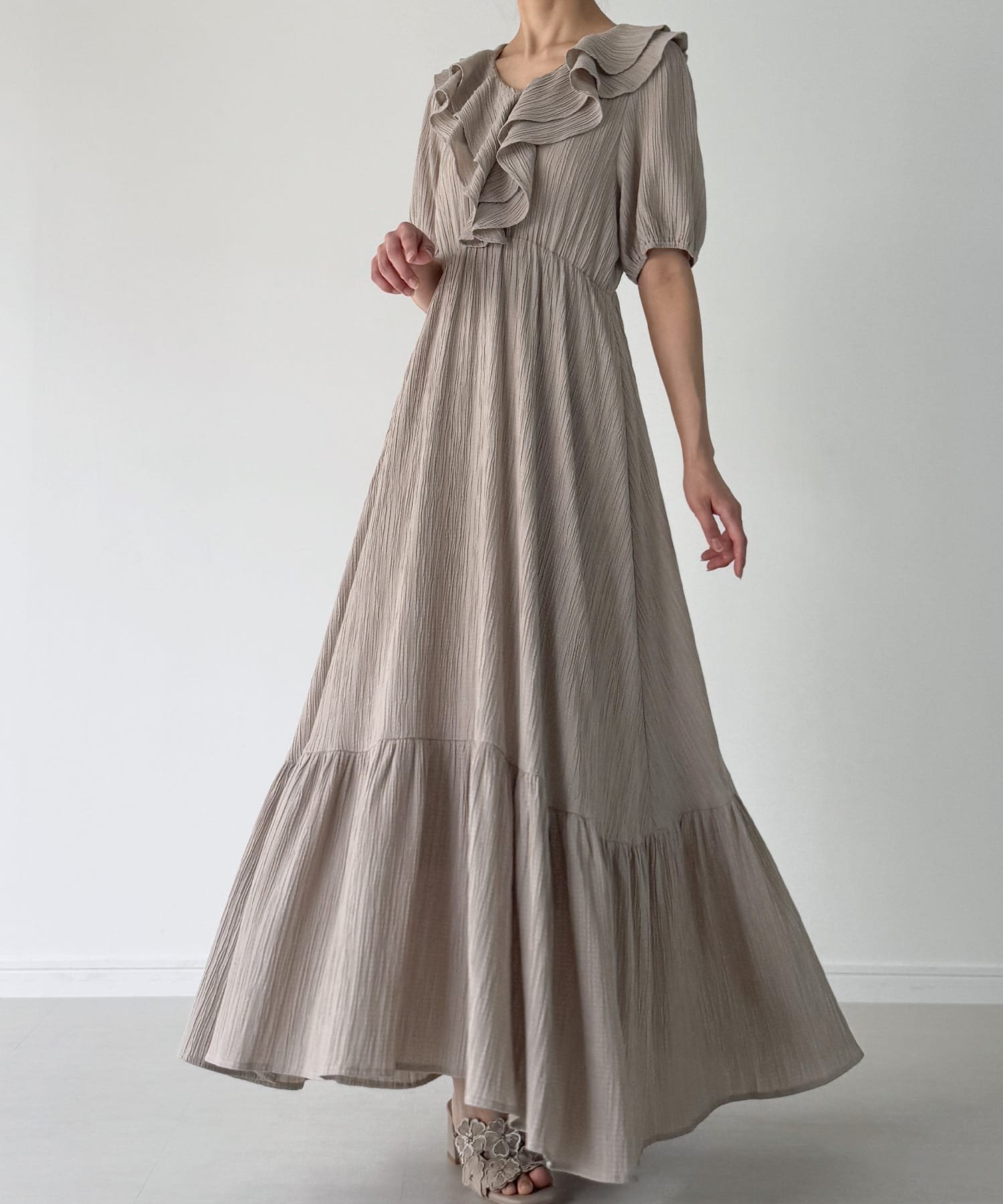 【ジュノア/JUNOAH】の楊柳フリルカラーティアードワンピース インテリア・キッズ・メンズ・レディースファッション・服の通販 founy(ファニー) 　ファッション　Fashion　レディースファッション　WOMEN　ワンピース　Dress　グレージュ|ID: prp329100004561179 ipo3291000000032249704