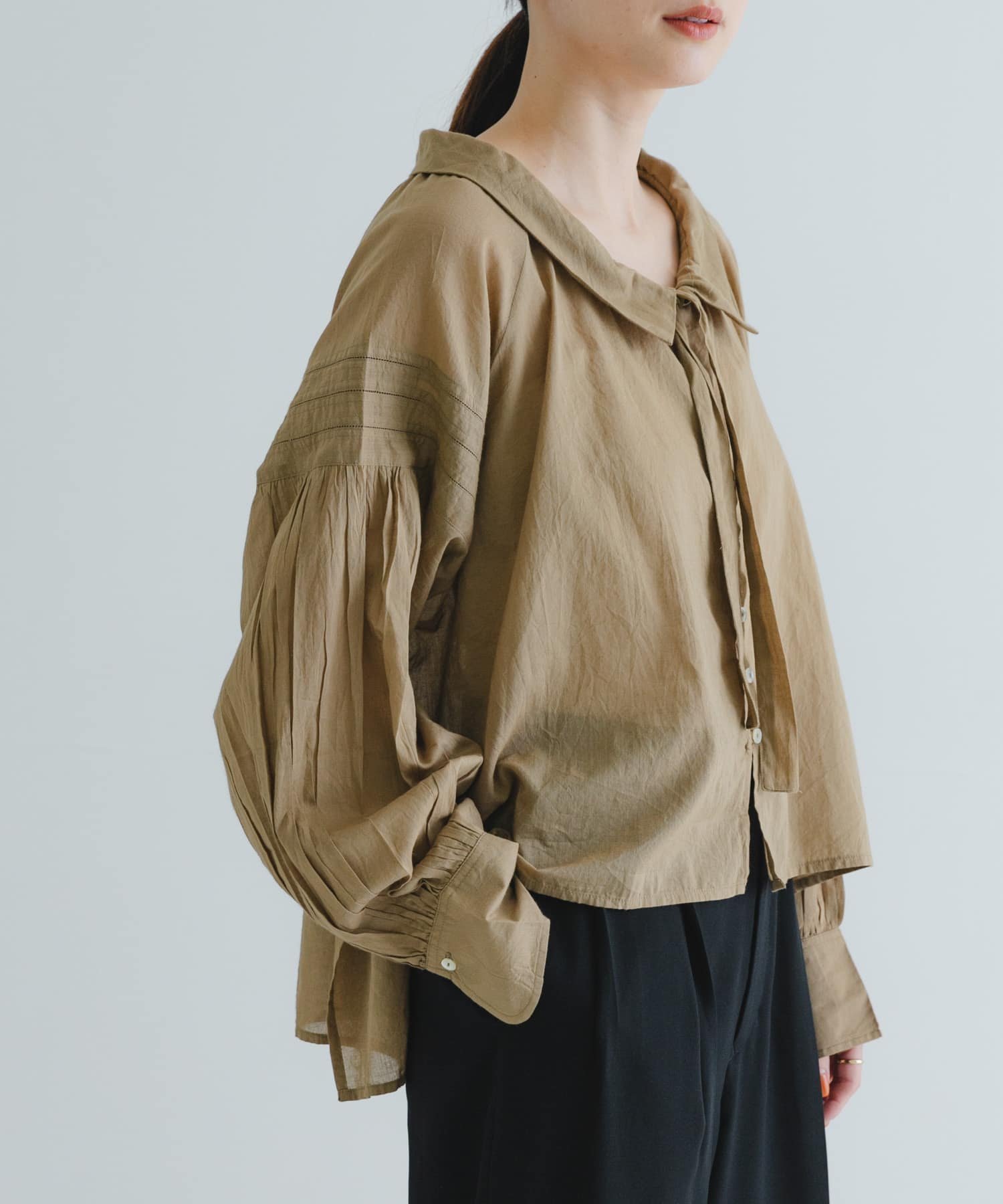 【アーバンリサーチ/URBAN RESEARCH】のコットンボイルフリルカラーブラウス インテリア・キッズ・メンズ・レディースファッション・服の通販 founy(ファニー) 　ファッション　Fashion　レディースファッション　WOMEN　トップス・カットソー　Tops/Tshirt　シャツ/ブラウス　Shirts/Blouses　2025年　2025　2025春夏・S/S　Ss,Spring/Summer,2025　おすすめ　Recommend　インド　India　ギャザー　Gather　スキッパー　Skipper　スラックス　Slacks　デニム　Denim　フリル　Frills　ワイド　Wide　夏　Summer　春　Spring　S/S・春夏　Ss・Spring/Summer　BEIGE|ID: prp329100004561588 ipo3291000000032253802