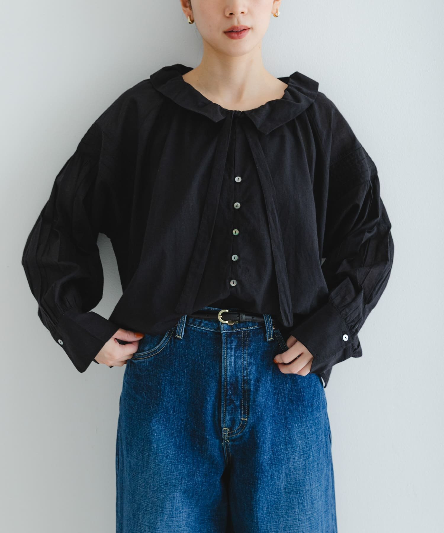 【アーバンリサーチ/URBAN RESEARCH】のコットンボイルフリルカラーブラウス インテリア・キッズ・メンズ・レディースファッション・服の通販 founy(ファニー) 　ファッション　Fashion　レディースファッション　WOMEN　トップス・カットソー　Tops/Tshirt　シャツ/ブラウス　Shirts/Blouses　2025年　2025　2025春夏・S/S　Ss,Spring/Summer,2025　おすすめ　Recommend　インド　India　ギャザー　Gather　スキッパー　Skipper　スラックス　Slacks　デニム　Denim　フリル　Frills　ワイド　Wide　夏　Summer　春　Spring　S/S・春夏　Ss・Spring/Summer　BLACK|ID: prp329100004561588 ipo3291000000032253803