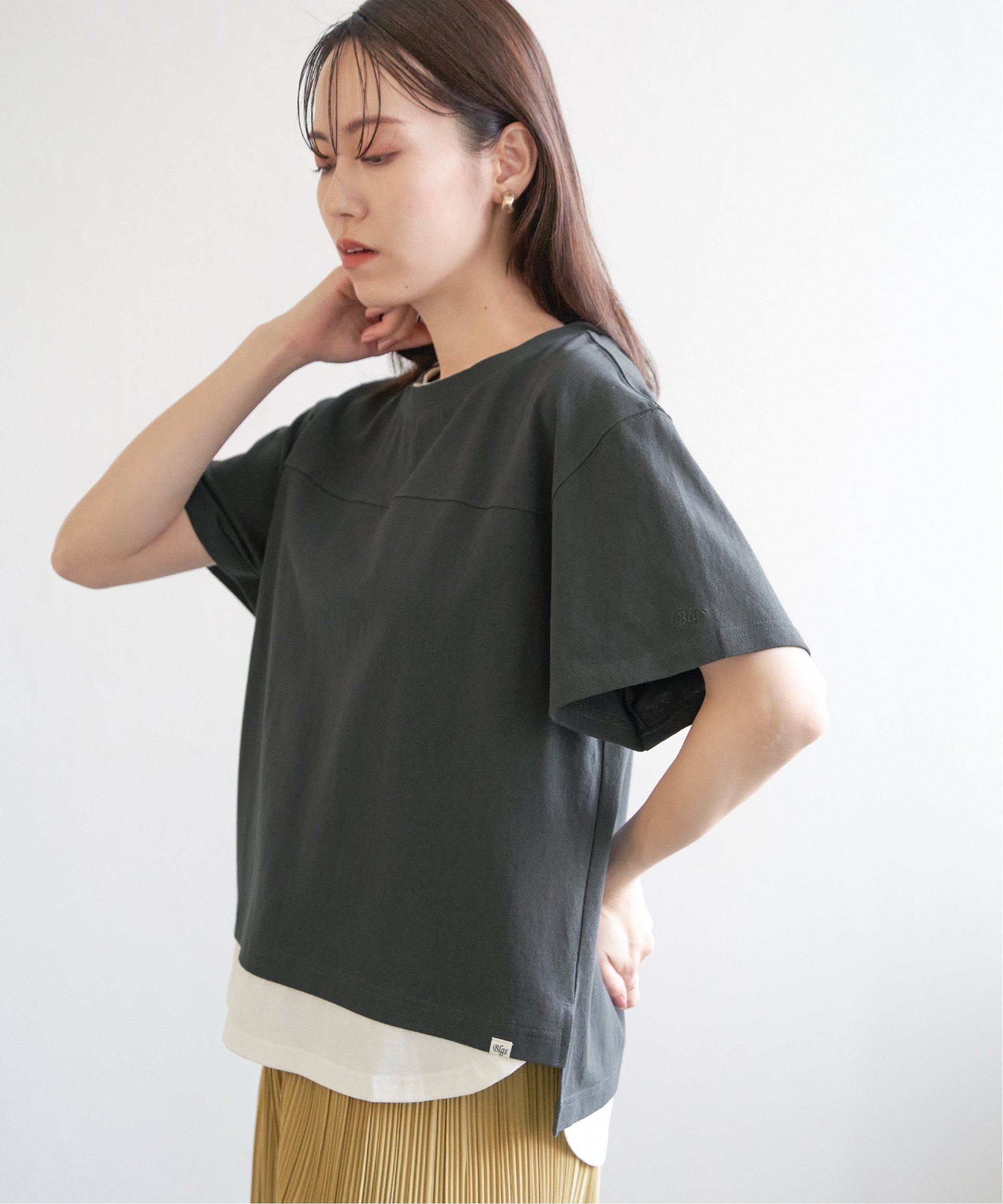 【イッカ/ikka】のコットンUSA袖刺繍レイヤーTシャツ インテリア・キッズ・メンズ・レディースファッション・服の通販 founy(ファニー) 　ファッション　Fashion　レディースファッション　Fashion for Women　トップス・カットソー　Cut & Sew Tops　シャツ・ブラウス・オフィスカジュアル　Elegant Blouses & Button-Ups　ロングTシャツ・Tシャツ　Longline T-Shirts & Tees　オレンジ　Orange　カットソー　Cut and Sewn Top　シンプル　Simple, Minimal　スリット　Slit, Slit Detail　トレンド　Trend, Trending Now　無地　Plain, Solid Color　ワンポイント　One Point, Statement Accent　夏　Summer　チャコール|ID: prp329100004561629 ipo3291000000033571097