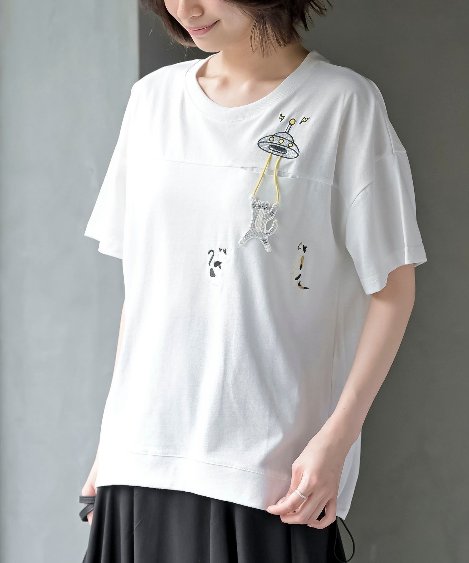 【アールピーエス/rps】のブラブラキャット裾ドロストTシャツ インテリア・キッズ・メンズ・レディースファッション・服の通販 founy(ファニー) 　ファッション　Fashion　レディースファッション　Fashion for Women　トップス・カットソー　Cut & Sew Tops　シャツ・ブラウス・オフィスカジュアル　Elegant Blouses & Button-Ups　ロングTシャツ・Tシャツ　Longline T-Shirts & Tees　カットソー　Cut and Sewn Top　再入荷　Restock / Back in Stock　猫　Cat, Kitty　オフホワイト2|ID: prp329100004561665 ipo3291000000032490607