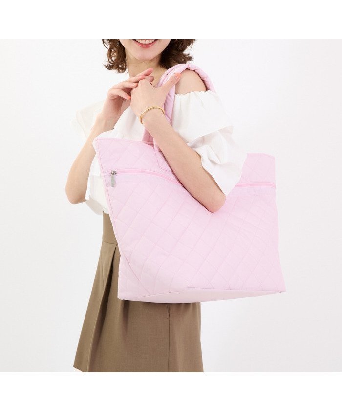 【レスポートサック/LeSportsac】の【公式】レスポートサック コラボ(トートバッグ) 1606LC88 LeSportsac インテリア・キッズ・メンズ・レディースファッション・服の通販 founy(ファニー) https://founy.com/ ファッションモデル・俳優・女優 Models 女性 Women 神崎恵 Kanzaki Megumi ファッション Fashion レディースファッション WOMEN バッグ Bag スポーツウェア Sportswear スポーツ バッグ/ポーチ Sports Bag/Pouch キルティング Quilting コラボ Collaboration スマート Smart フォルム Form プリント Print ポケット Pocket モチーフ Motif リップ Lip おすすめ Recommend 旅行 Travel |ID: prp329100004561989 ipo3291000000032256720