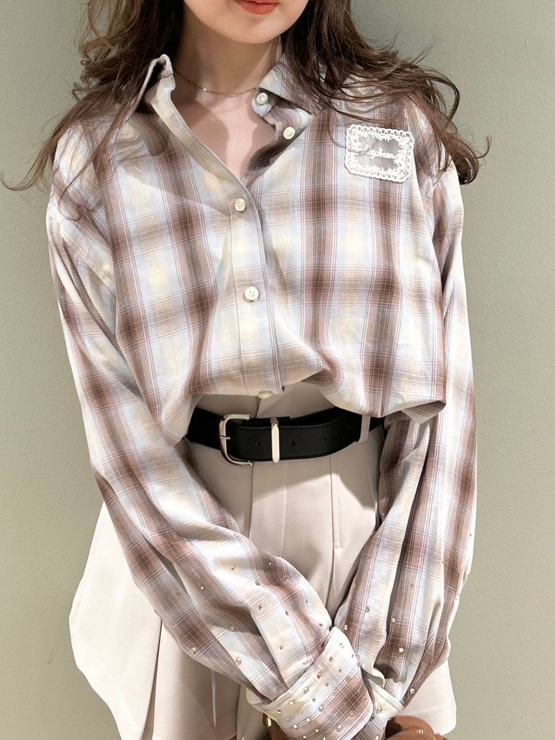 【リリーブラウン/Lily Brown】のL.B CANDY STOCK CANDYビジューチェックシャツ インテリア・キッズ・メンズ・レディースファッション・服の通販 founy(ファニー) 　雑誌掲載アイテム　Magazine Picks & Fashion Features　ファッション雑誌　Fashion Magazines　スウィート　Sweet　ファッション　Fashion　レディースファッション　Fashion for Women　トップス・カットソー　Cut & Sew Tops　シャツ・ブラウス・オフィスカジュアル　Elegant Blouses & Button-Ups　4月号　April Issue　グラデーション　Gradient, Ombre　パッチ　Patch, Appliqué　ビジュー　Bijou, Jewel-like Accent　レース　Lace, Lace Fabric　雑誌　Magazine, Fashion Magazine　BEG[037]|ID: prp329100004562832 ipo3291000000033306432