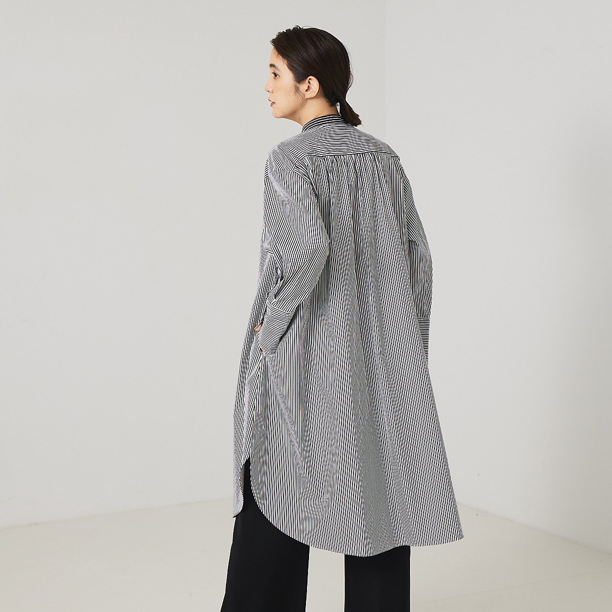 【カリテ/qualite】のスタンドカラーシャツワンピース インテリア・キッズ・メンズ・レディースファッション・服の通販 founy(ファニー) 　ファッション　Fashion　レディースファッション　WOMEN　ワンピース　Dress　シャツワンピース　Shirt Dresses　おすすめ　Recommend　ギャザー　Gather　スタンド　Stand　ストライプ　Stripe　フェミニン　Feminine　ヨーク　Yoke　ロング　Long　ワイド　Wide　ビジネス 仕事 通勤　Business　ストライプ|ID: prp329100004562915 ipo3291000000032264281
